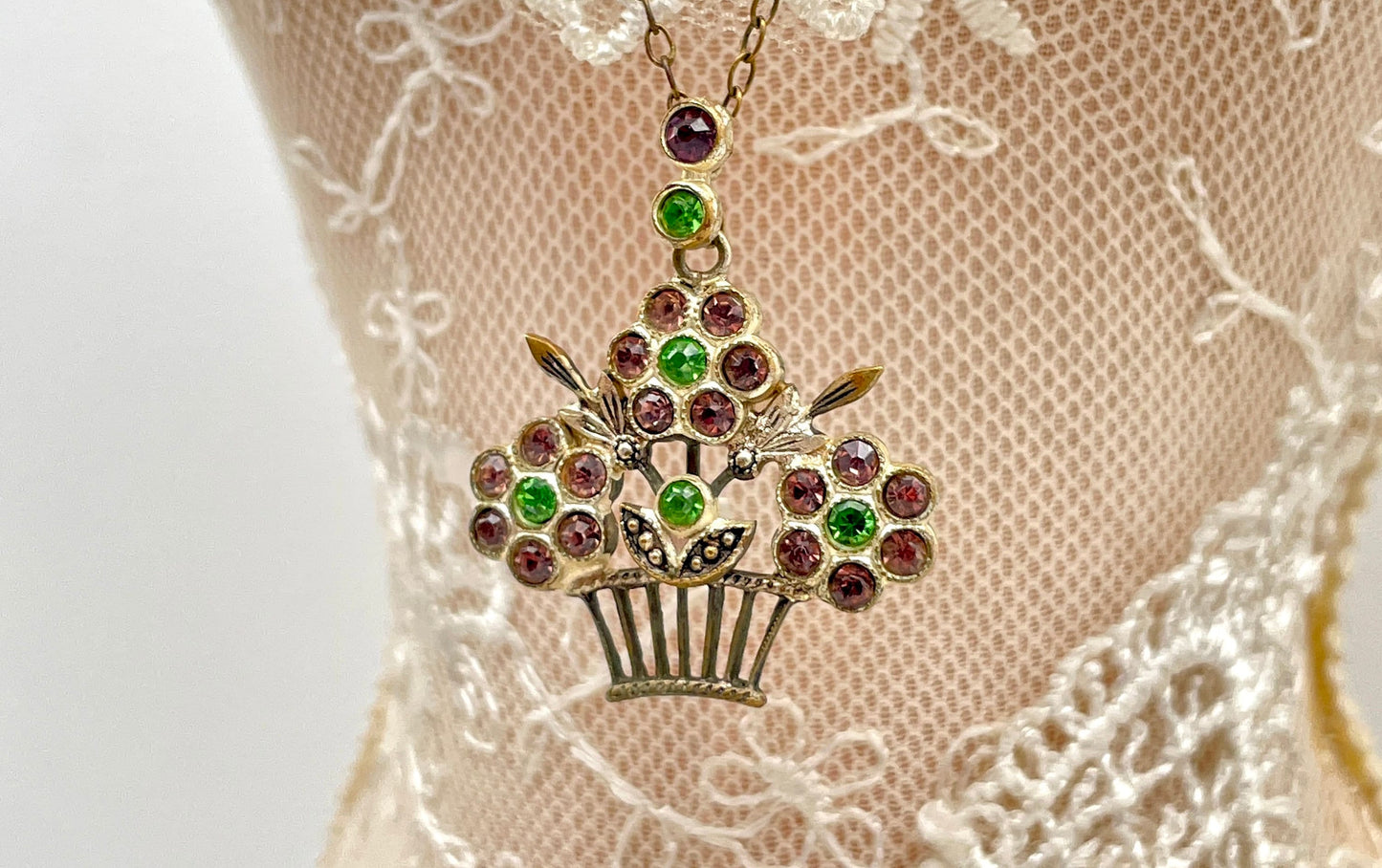 Vintage Arts and Crafts Style Necklace - Floral / Flowers / 1950s / 1960s / Kitsch / Jardiniere / Pendant