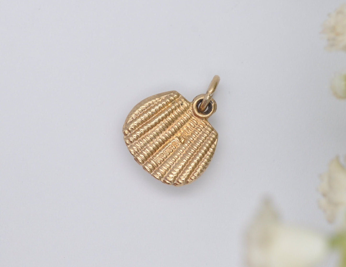 9ct Gold Handbag Charm - Vintage Solid Gold / Scallop Bag / Women's Bag / Birmingham Hallmarks / Charm Bracelet / Pendant Necklace / Texture
