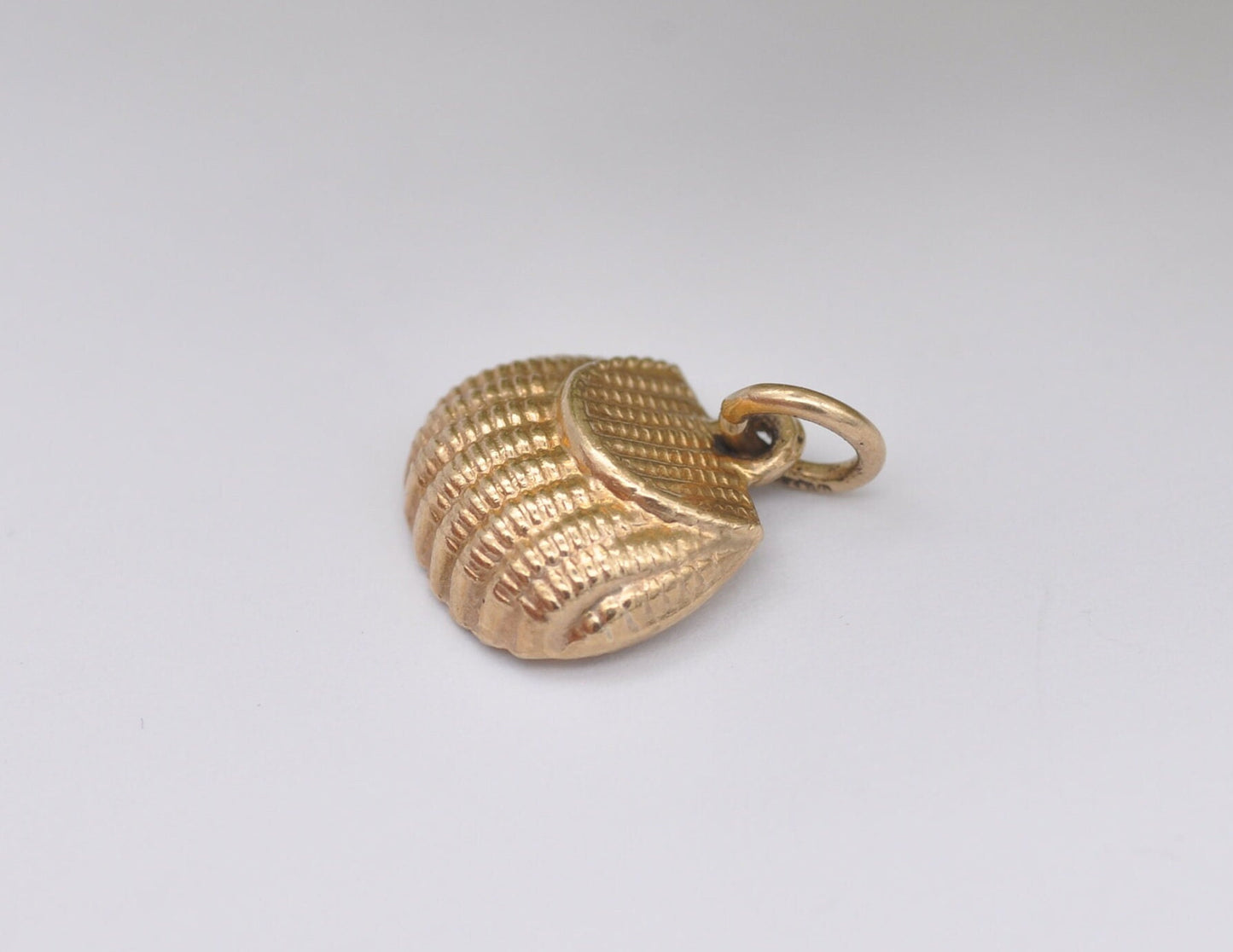 9ct Gold Handbag Charm - Vintage Solid Gold / Scallop Bag / Women's Bag / Birmingham Hallmarks / Charm Bracelet / Pendant Necklace / Texture