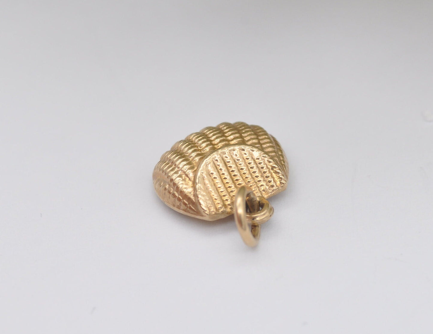 9ct Gold Handbag Charm - Vintage Solid Gold / Scallop Bag / Women's Bag / Birmingham Hallmarks / Charm Bracelet / Pendant Necklace / Texture