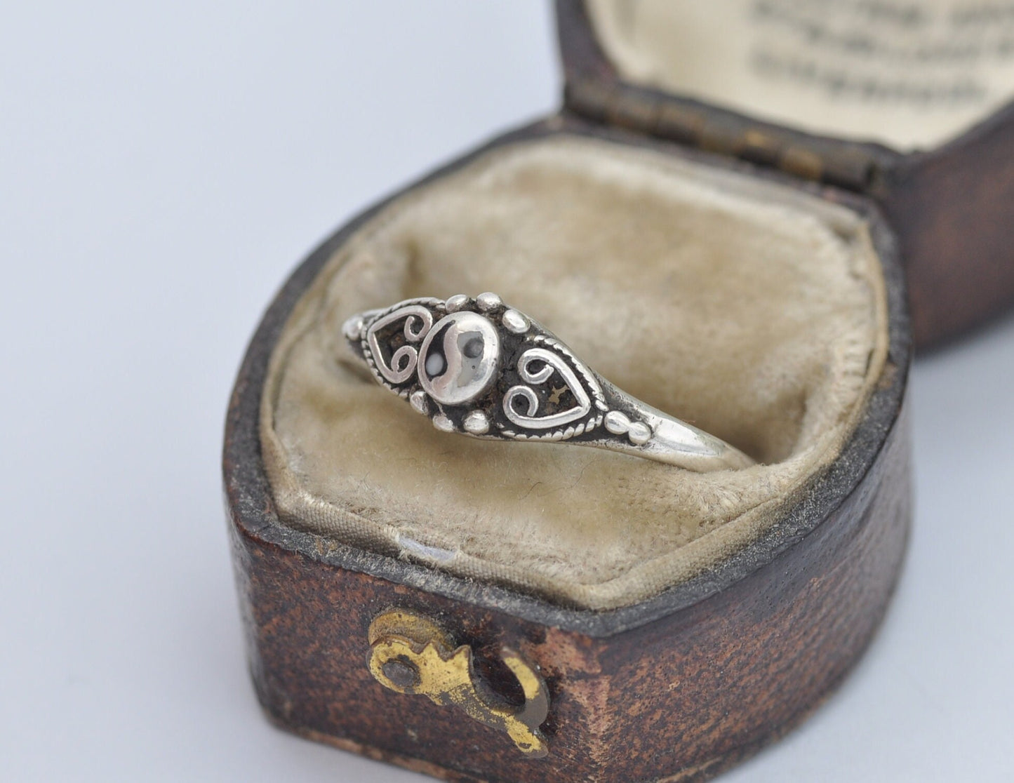 Vintage Sterling Silver Yin and Yang Ring - Vintage / Detailed Shoulders / Unisex Ornate / Black & White / UK Size - O 1/2 / US Size - 7 1/2