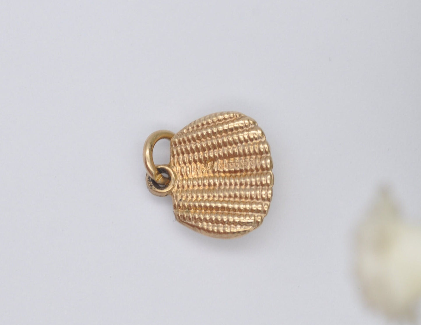 9ct Gold Handbag Charm - Vintage Solid Gold / Scallop Bag / Women's Bag / Birmingham Hallmarks / Charm Bracelet / Pendant Necklace / Texture