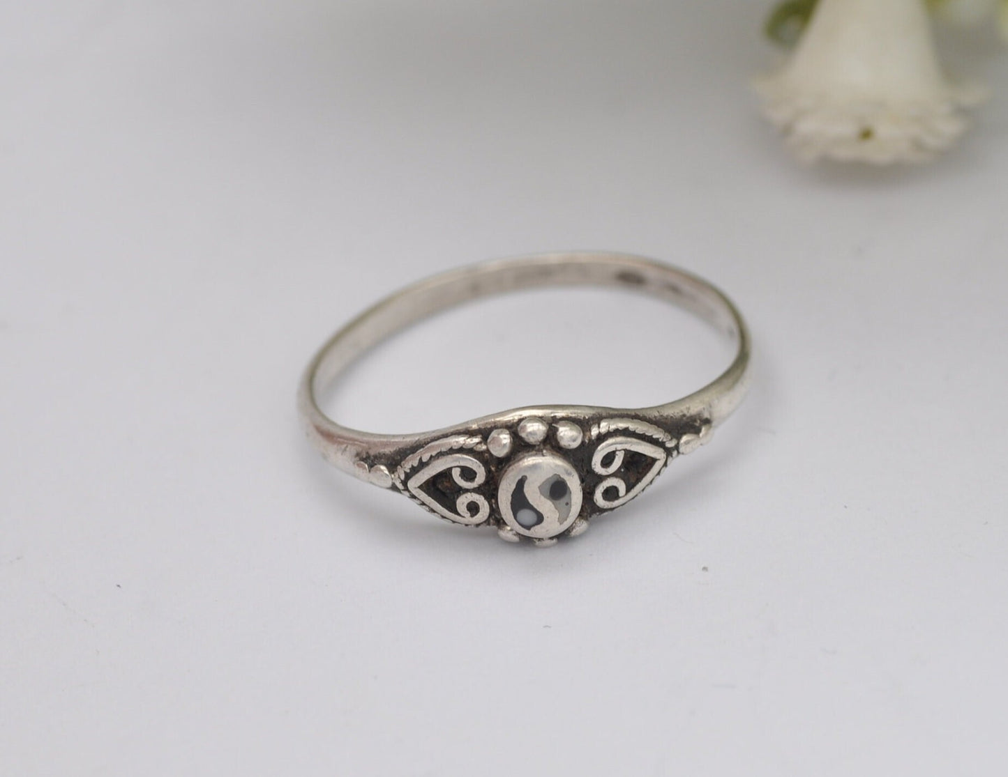 Vintage Sterling Silver Yin and Yang Ring - Vintage / Detailed Shoulders / Unisex Ornate / Black & White / UK Size - O 1/2 / US Size - 7 1/2