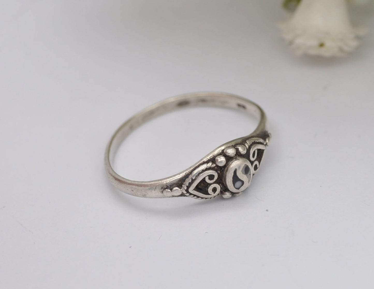 Vintage Sterling Silver Yin and Yang Ring - Vintage / Detailed Shoulders / Unisex Ornate / Black & White / UK Size - O 1/2 / US Size - 7 1/2
