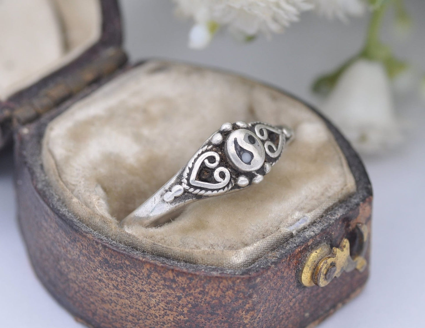 Vintage Sterling Silver Yin and Yang Ring - Vintage / Detailed Shoulders / Unisex Ornate / Black & White / UK Size - O 1/2 / US Size - 7 1/2