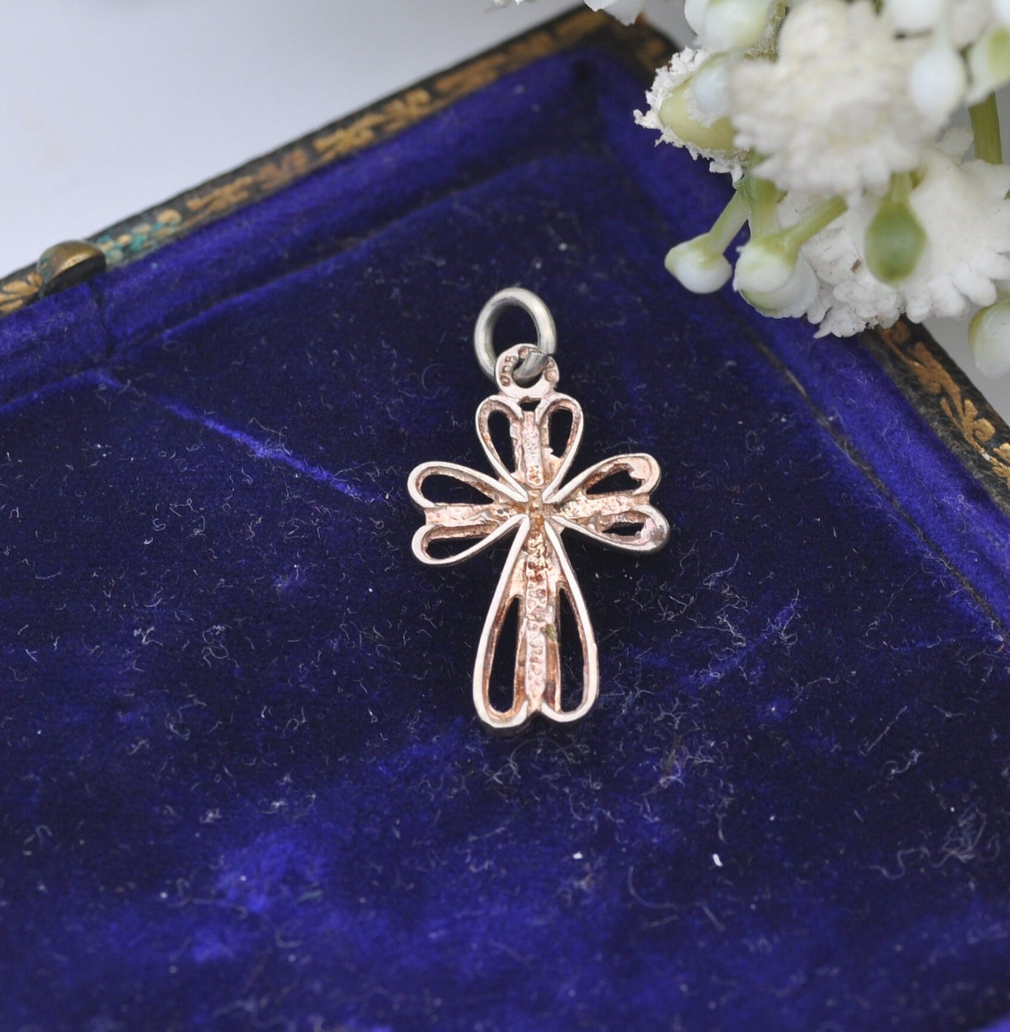 Vintage 9ct White Gold Cross Pendant with Diamond Cut Design