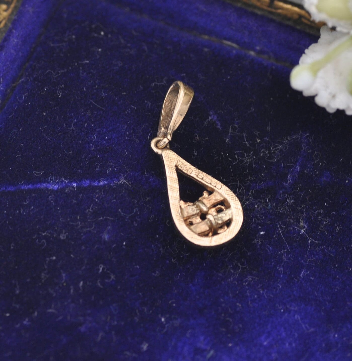 9ct Gold Sapphire Flower Pendant 1981 with Diamond Cut Mount