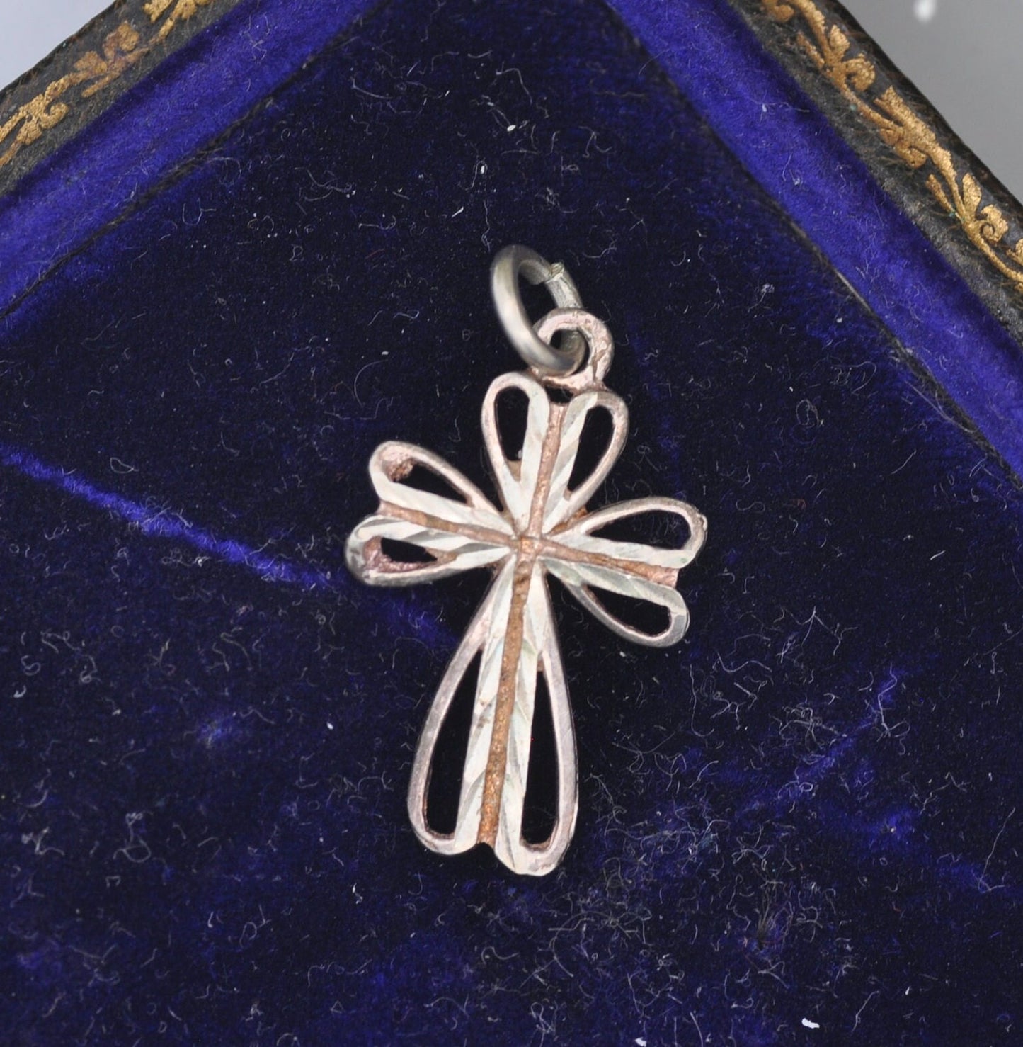 Vintage 9ct White Gold Cross Pendant with Diamond Cut Design