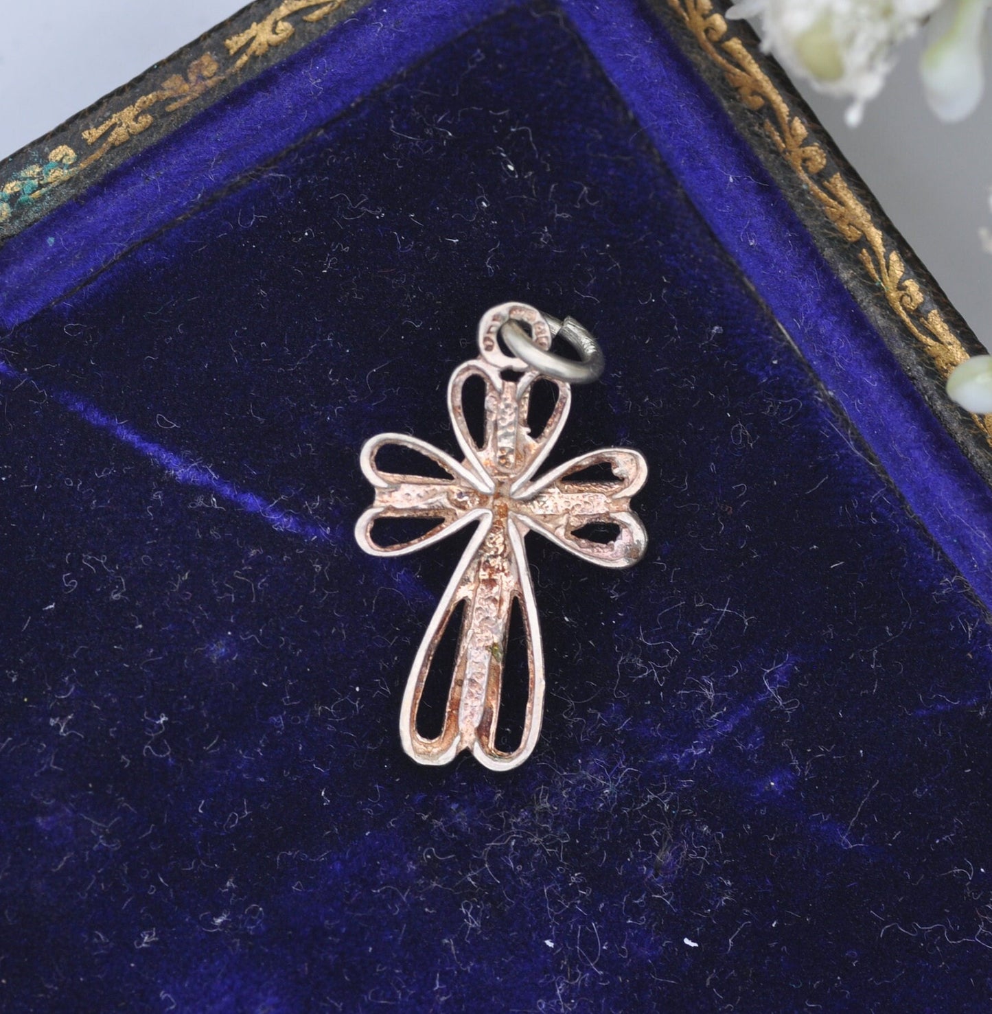 Vintage 9ct White Gold Cross Pendant with Diamond Cut Design