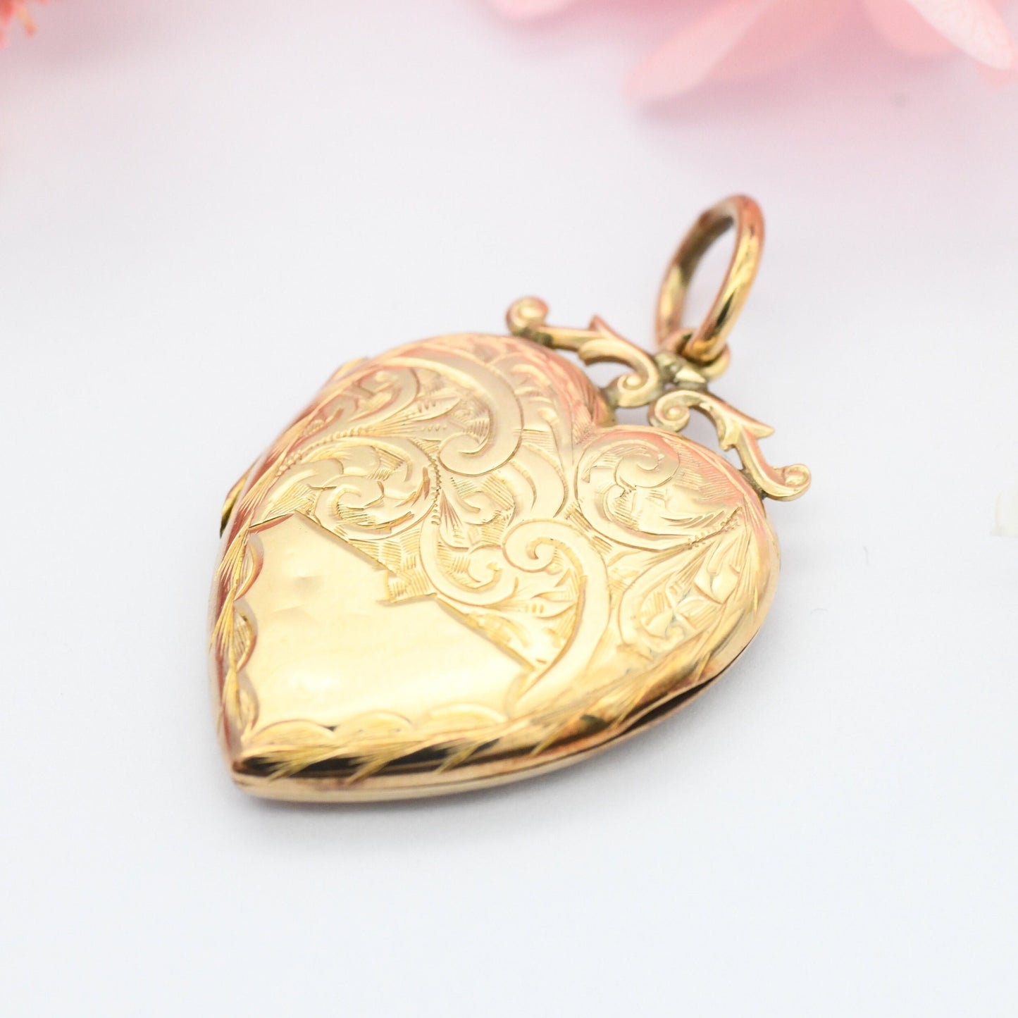 Antique 9ct Gold Back and Front Heart Locket with Engraved Floral Scrolling Design - Blank Engraving | Victorian Aesthetic Movement Flowers