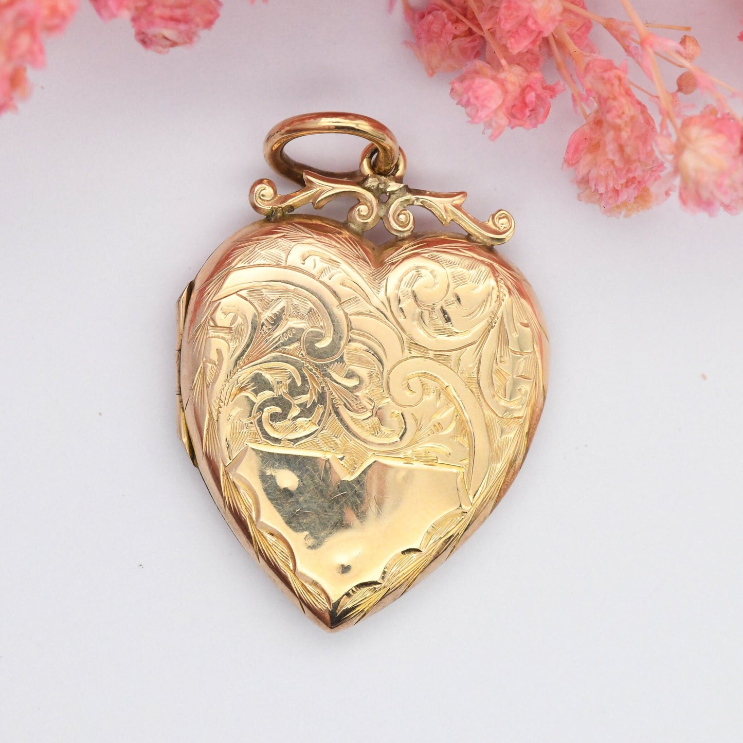 Antique 9ct Gold Back and Front Heart Locket with Engraved Floral Scrolling Design - Blank Engraving | Victorian Aesthetic Movement Flowers
