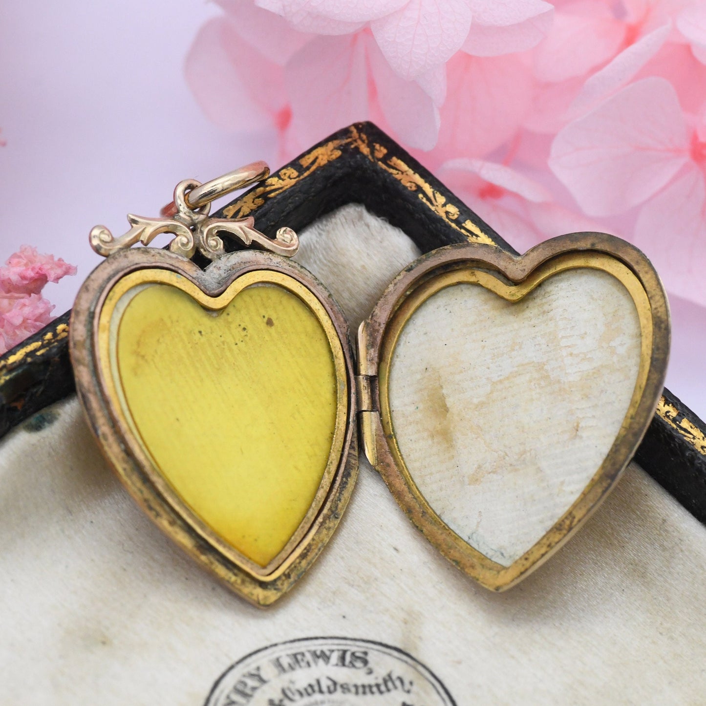 Antique 9ct Gold Back and Front Heart Locket with Engraved Floral Scrolling Design - Blank Engraving | Victorian Aesthetic Movement Flowers