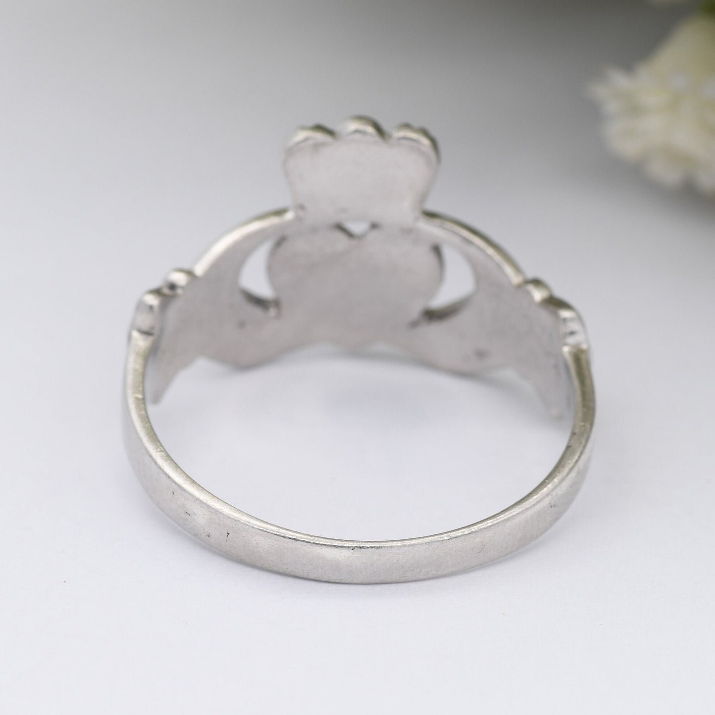 Vintage Sterling Silver Claddagh Ring - Hands Holding Heart Ring | UK Size - W | US - 11