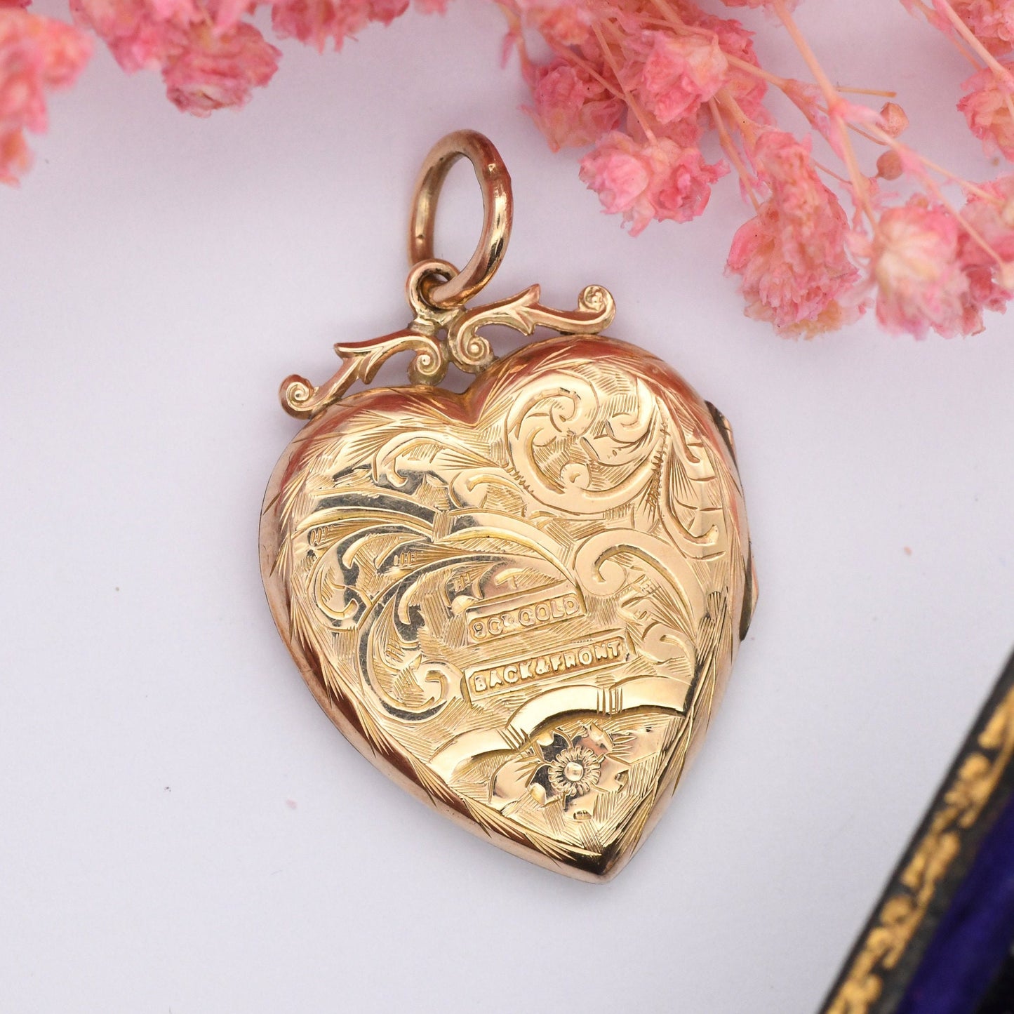 Antique 9ct Gold Back and Front Heart Locket with Engraved Floral Scrolling Design - Blank Engraving | Victorian Aesthetic Movement Flowers
