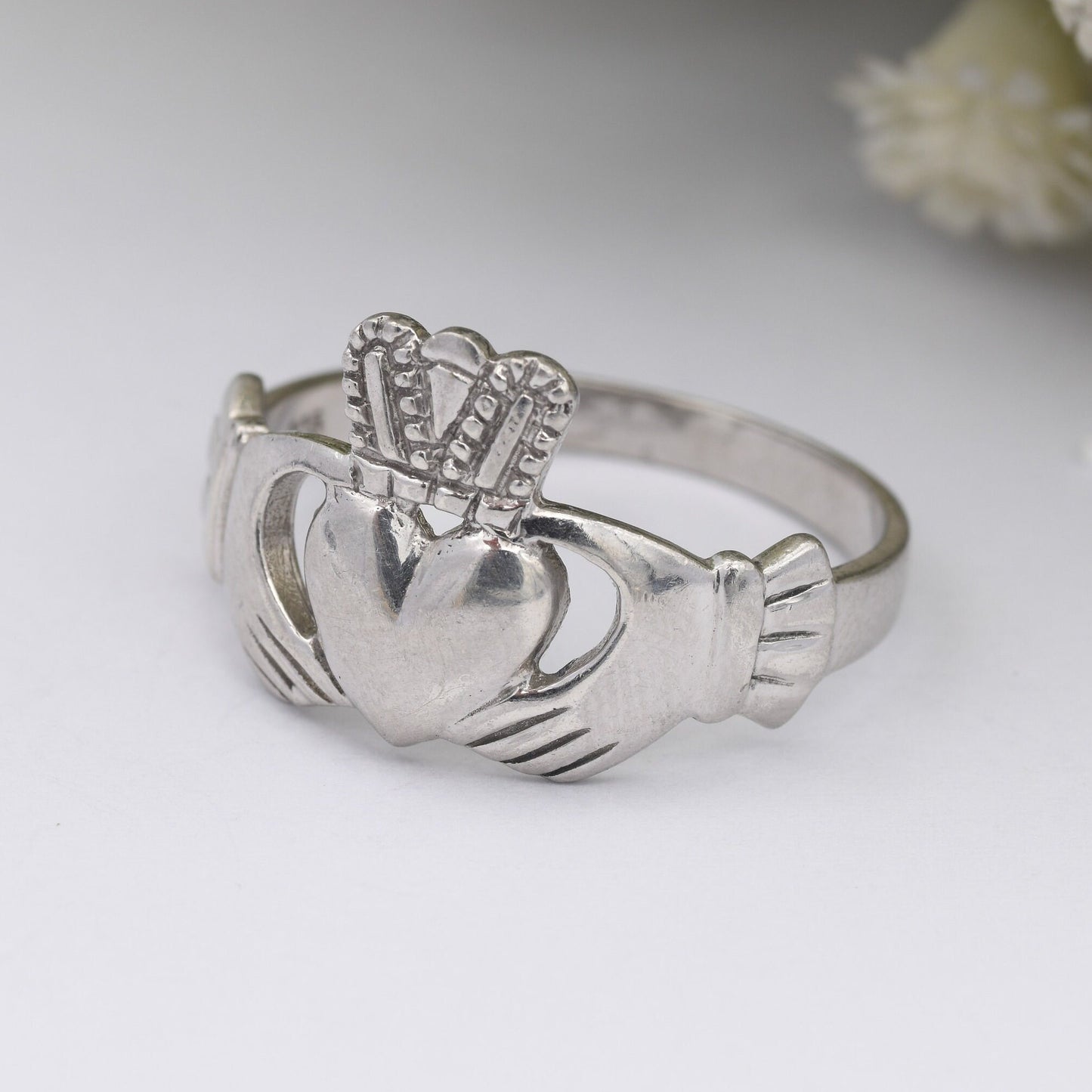 Vintage Sterling Silver Claddagh Ring - Hands Holding Heart Ring | UK Size - W | US - 11