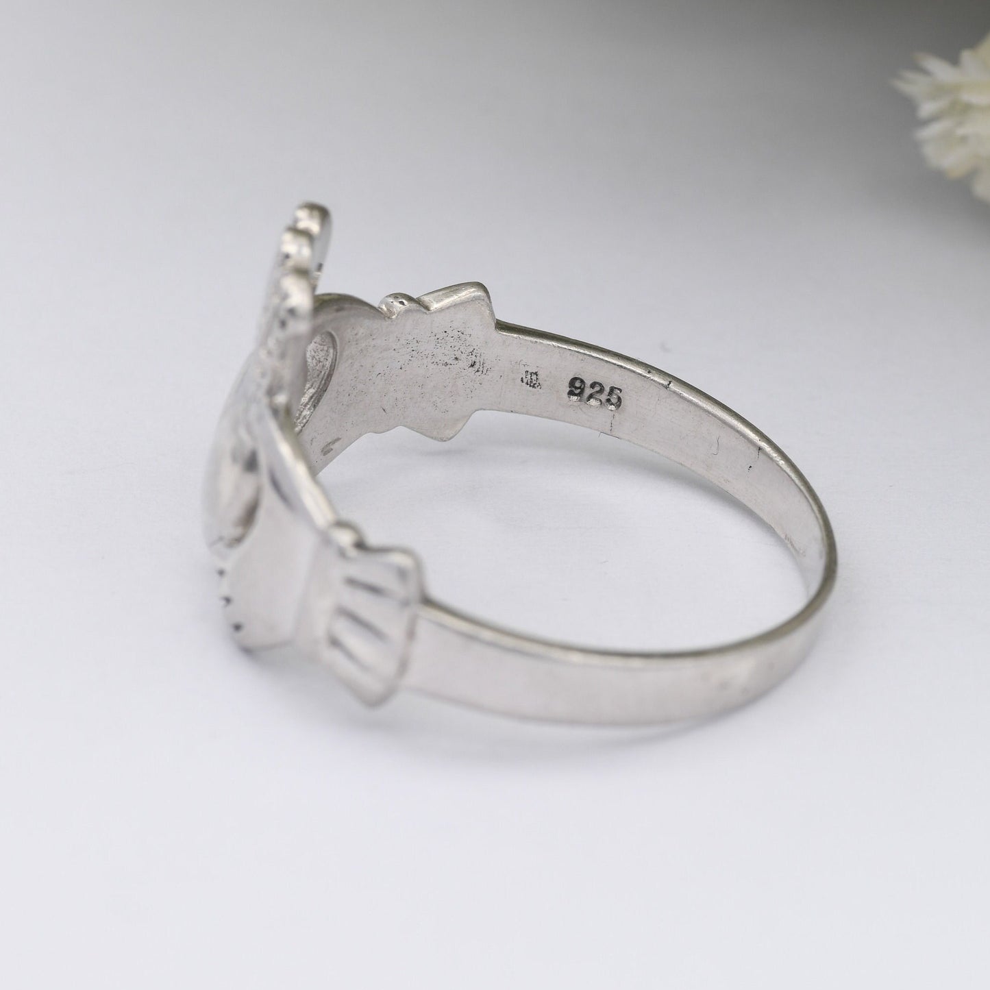 Vintage Sterling Silver Claddagh Ring - Hands Holding Heart Ring | UK Size - W | US - 11
