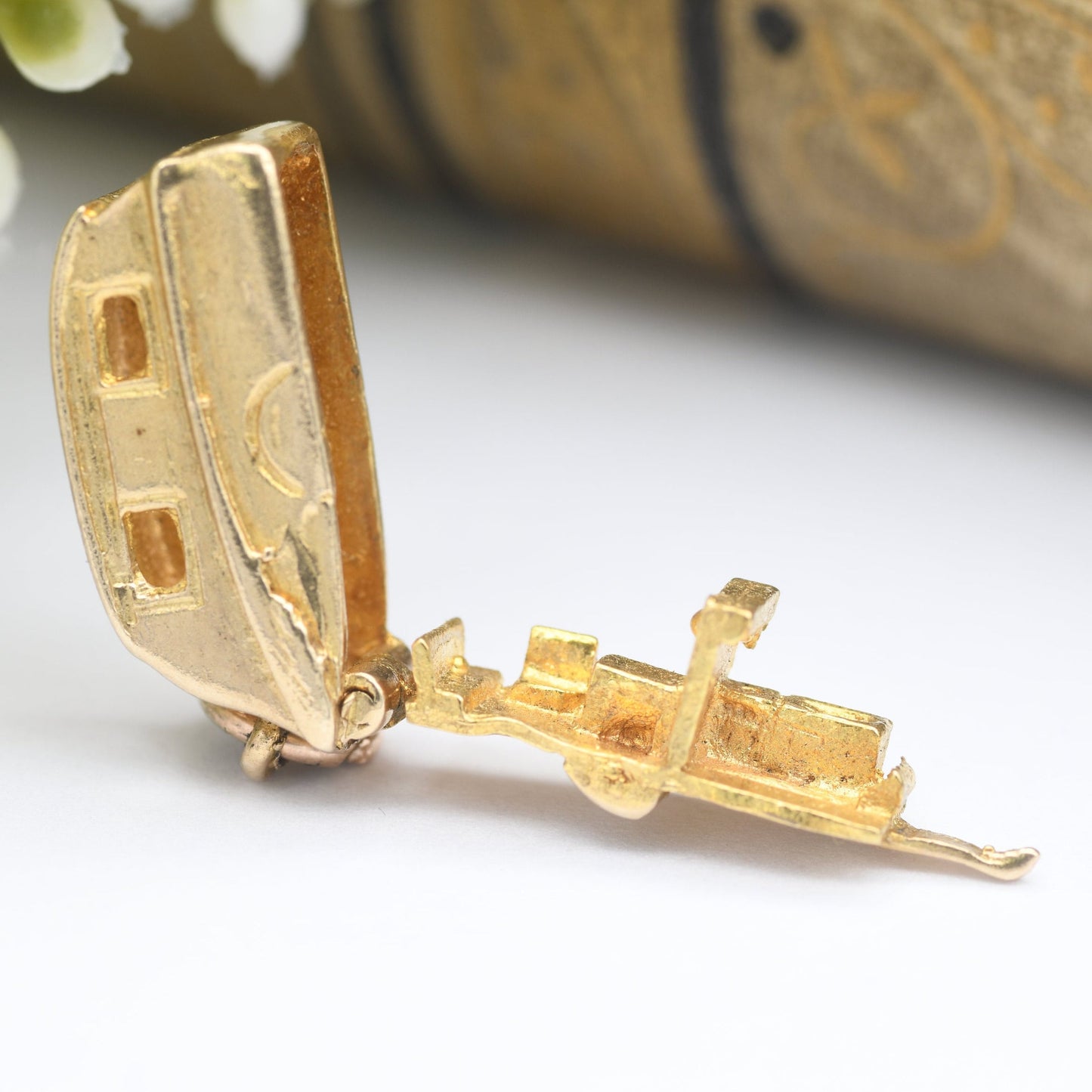 Vintage 9ct Gold Caravan Trailer Charm Pendant - Retro Car Enthusiast | Nicely Detailed