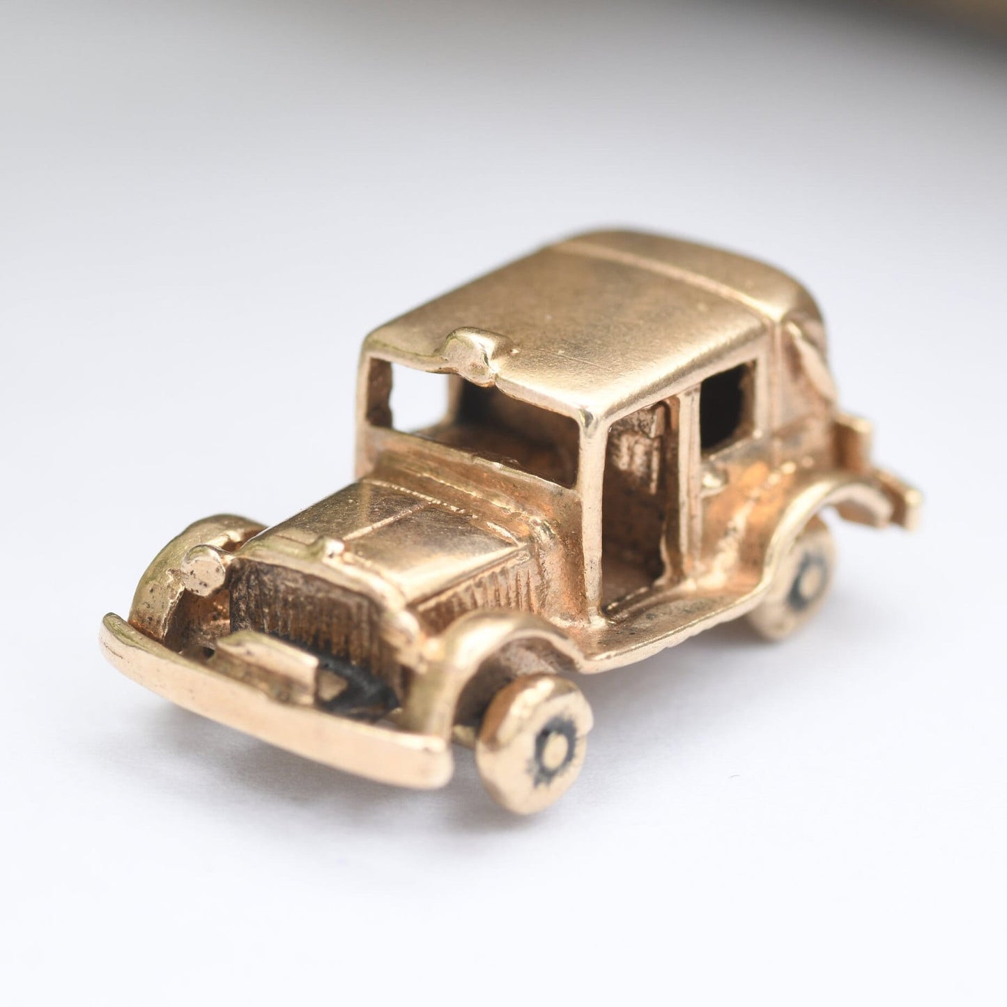 Vintage 9ct Gold Classic Car Charm Pendant 1958 - Spinning Wheels | Retro Car Enthusiast | Nicely Detailed