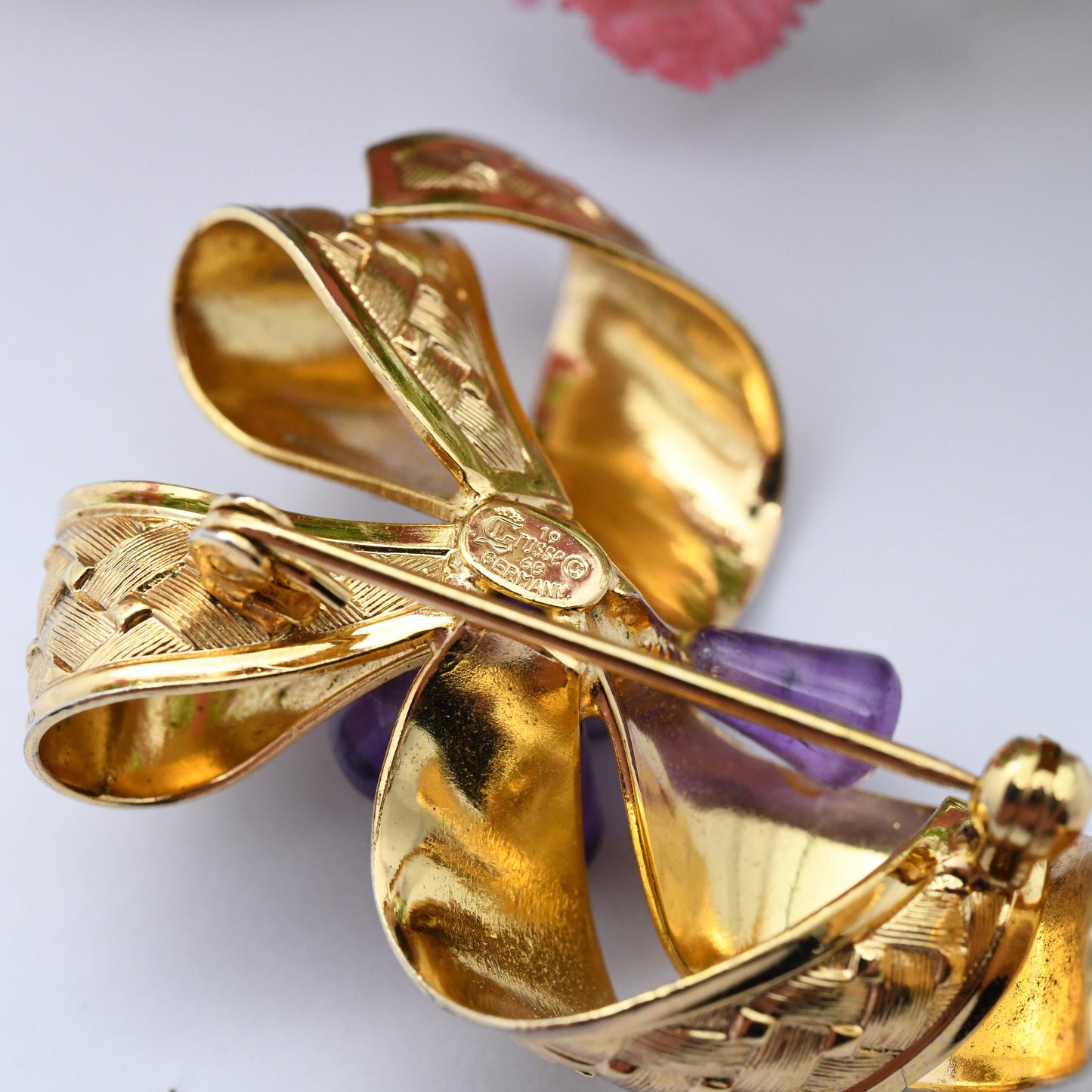 Vintage Grosse Ribbon Brooch with Amethyst Cluster 1968 German Designers - Textured Mid-Century Gold Plated