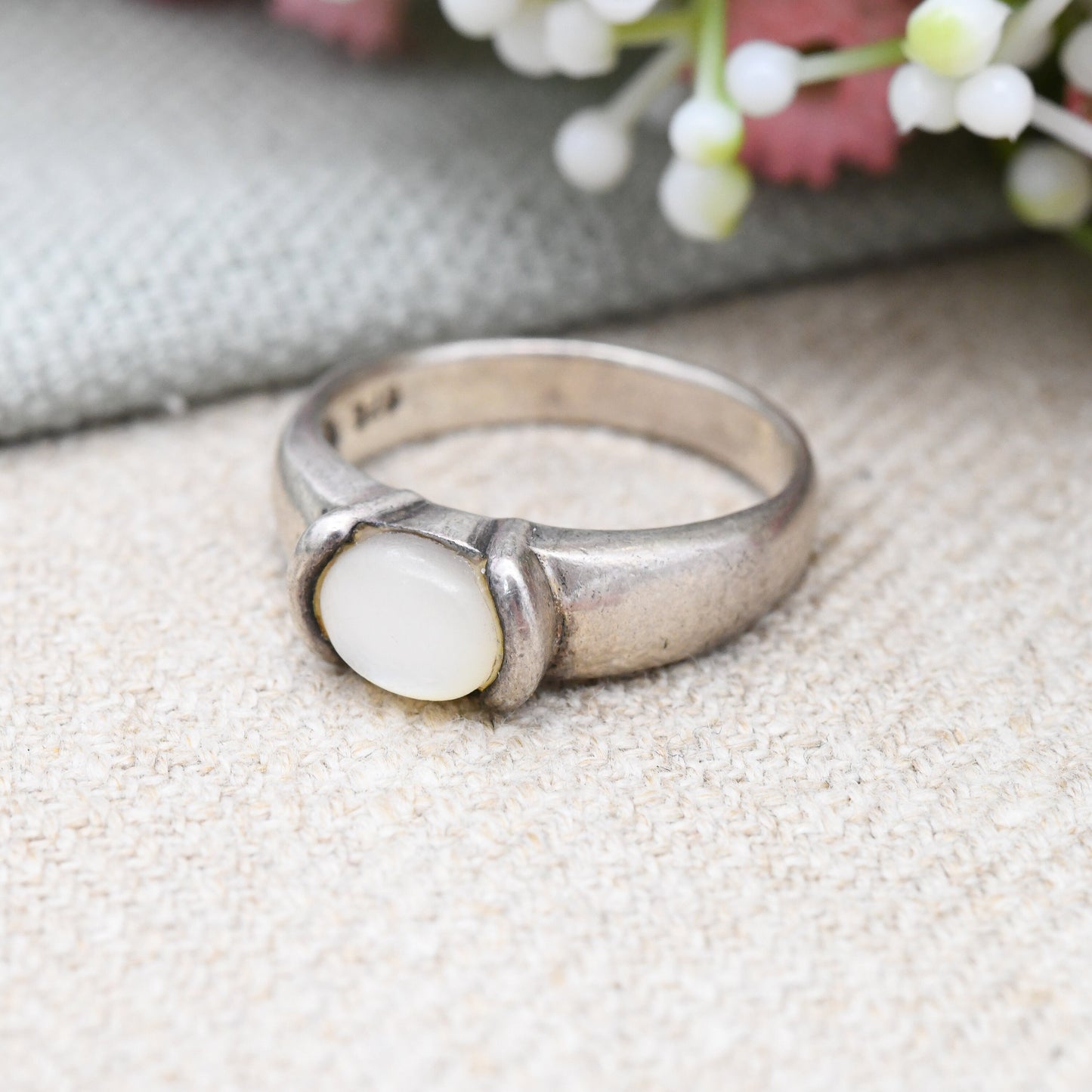 Vintage Sterling Silver Mother of Pearl Ring - Chunky Minimal Everyday Silver Solitaire Jewellery Gift | UK Size - O 1/2 | US Size - 7 1/2