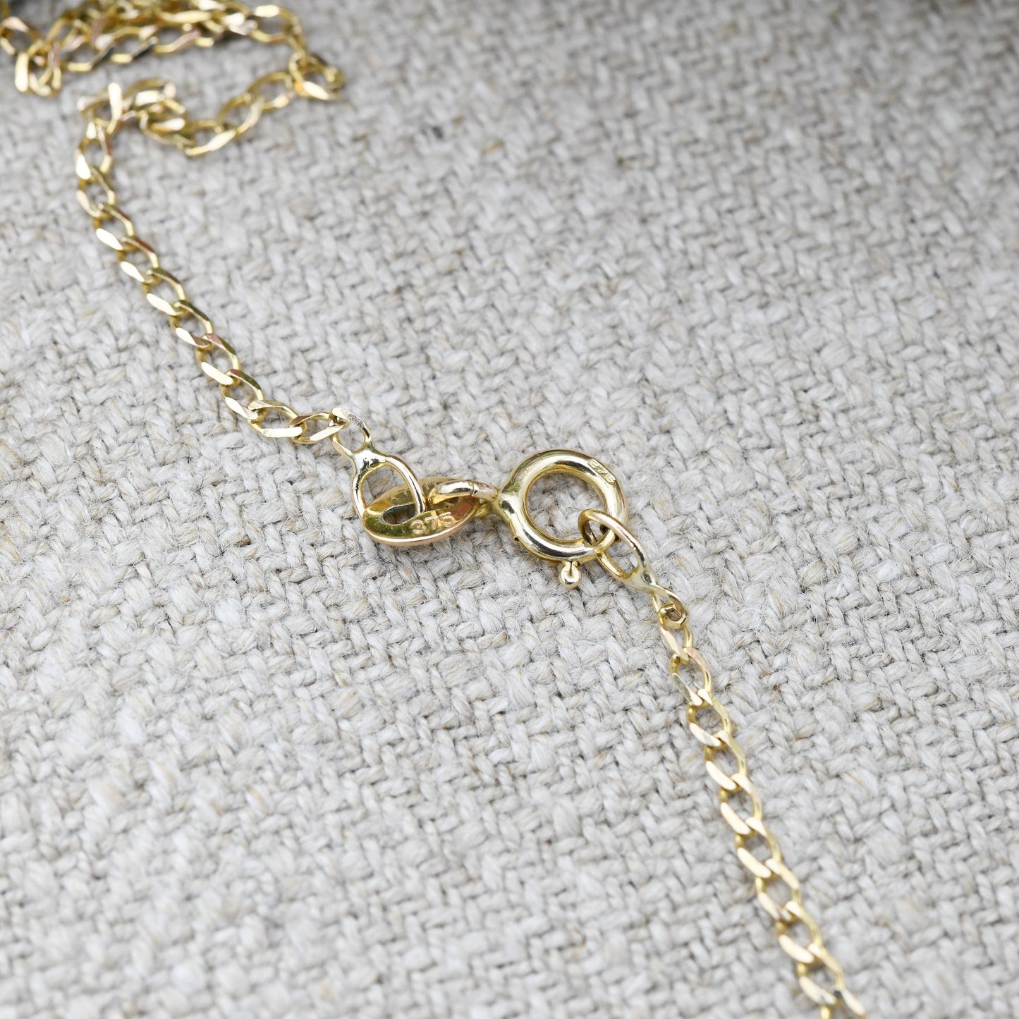 Vintage 9ct Gold Locket Pendant Necklace with White Gold Flowers 1992 - Two Picture Locket Large Oval | Photo Frame | Pretty Engraved Front