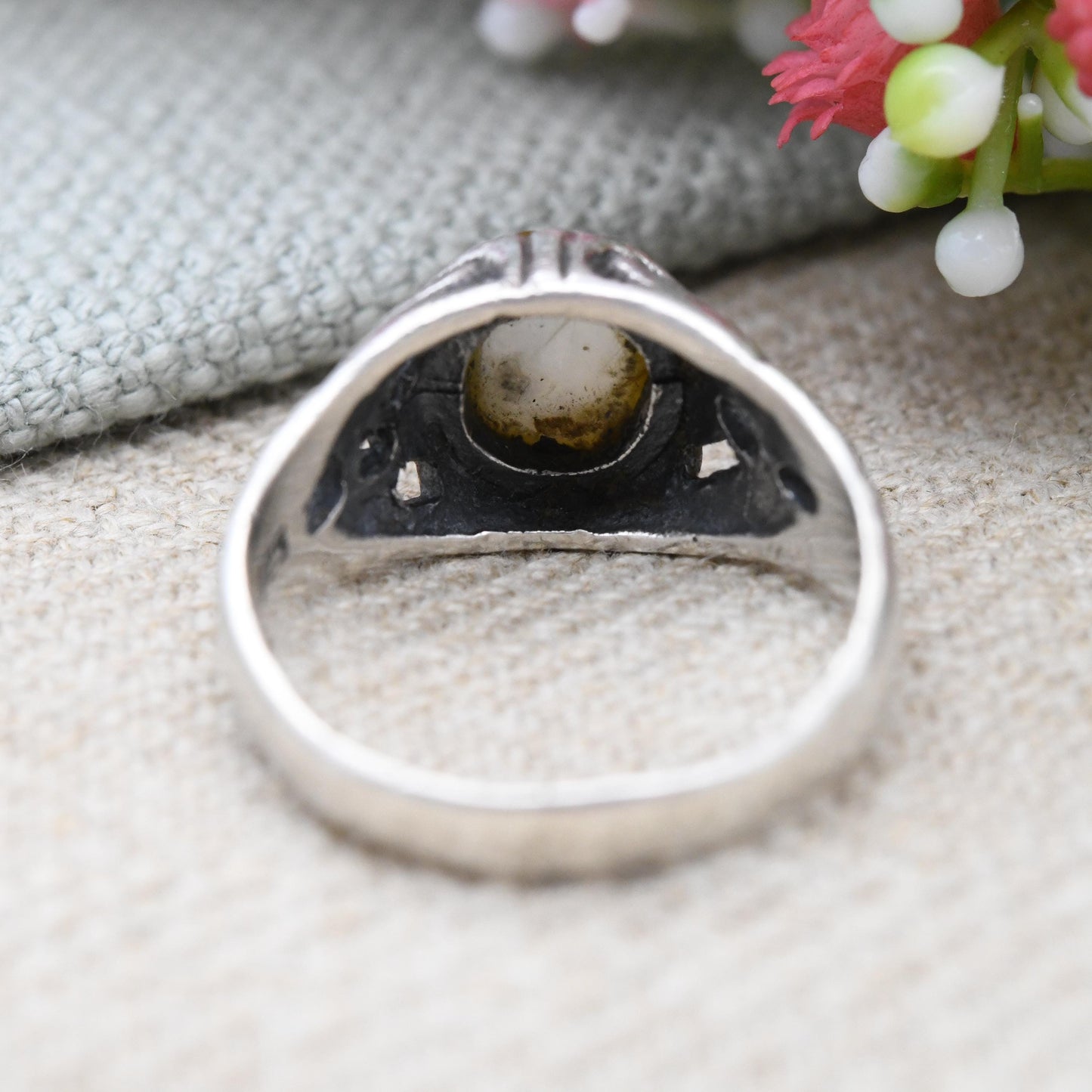 Vintage Sterling Silver Mother of Pearl Ring with Crossed Mushroom Leaf Design - Large Stone Cabochon | UK Size - O 1/2 | US Size - 7 1/2
