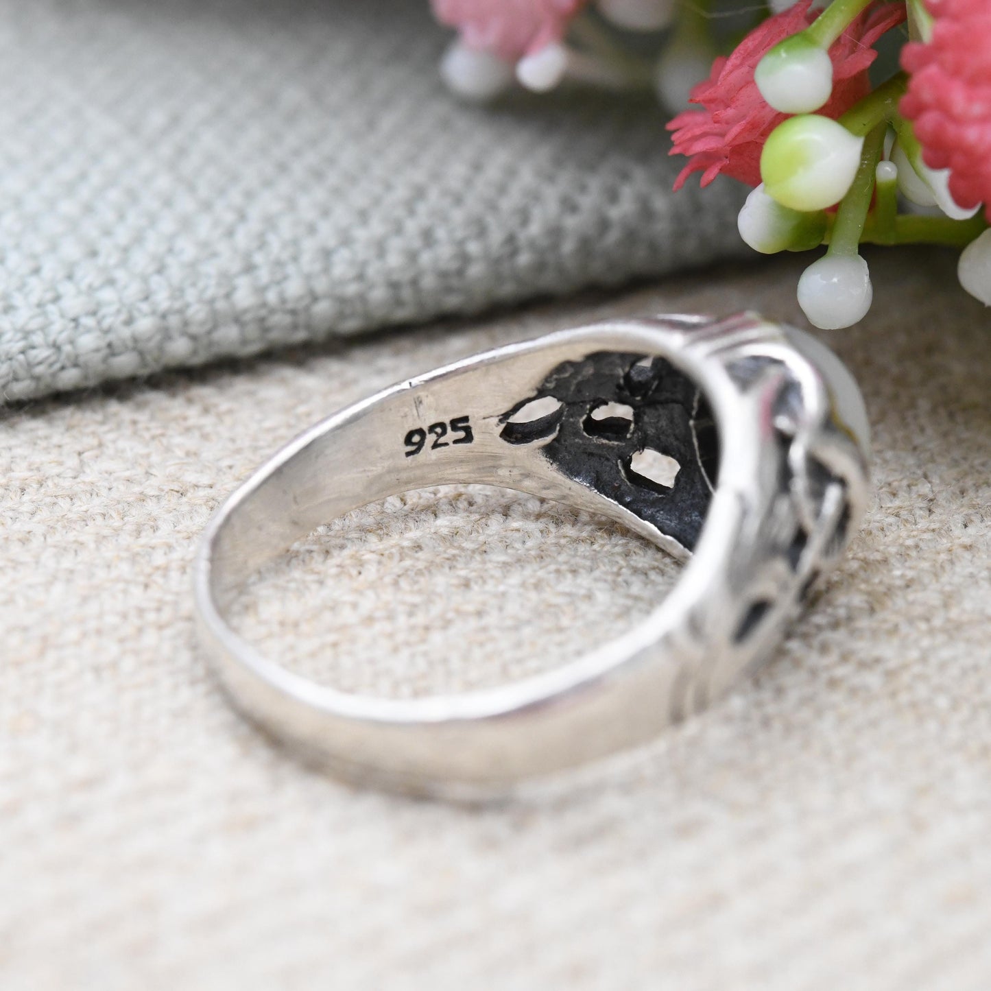 Vintage Sterling Silver Mother of Pearl Ring with Crossed Mushroom Leaf Design - Large Stone Cabochon | UK Size - O 1/2 | US Size - 7 1/2
