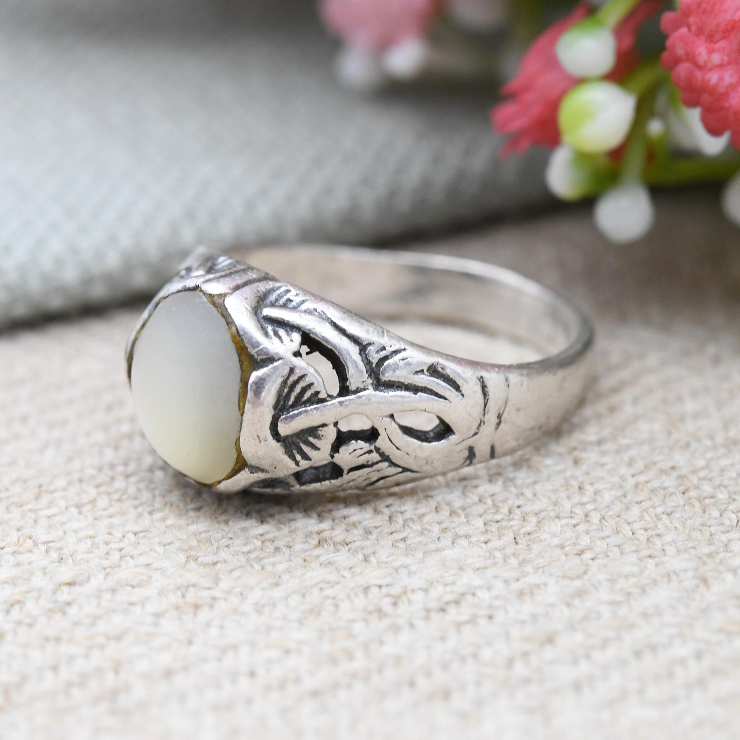 Vintage Sterling Silver Mother of Pearl Ring with Crossed Mushroom Leaf Design - Large Stone Cabochon | UK Size - O 1/2 | US Size - 7 1/2