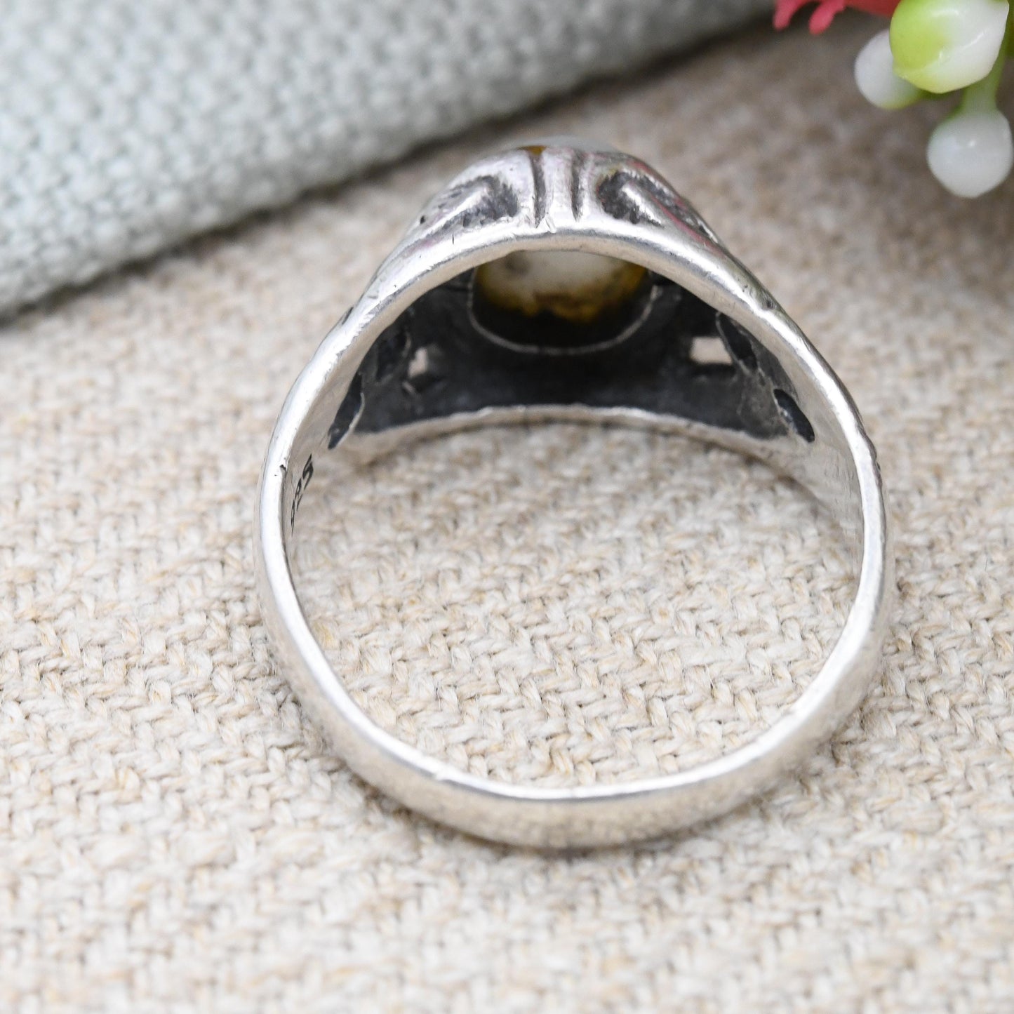 Vintage Sterling Silver Mother of Pearl Ring with Crossed Mushroom Leaf Design - Large Stone Cabochon | UK Size - O 1/2 | US Size - 7 1/2