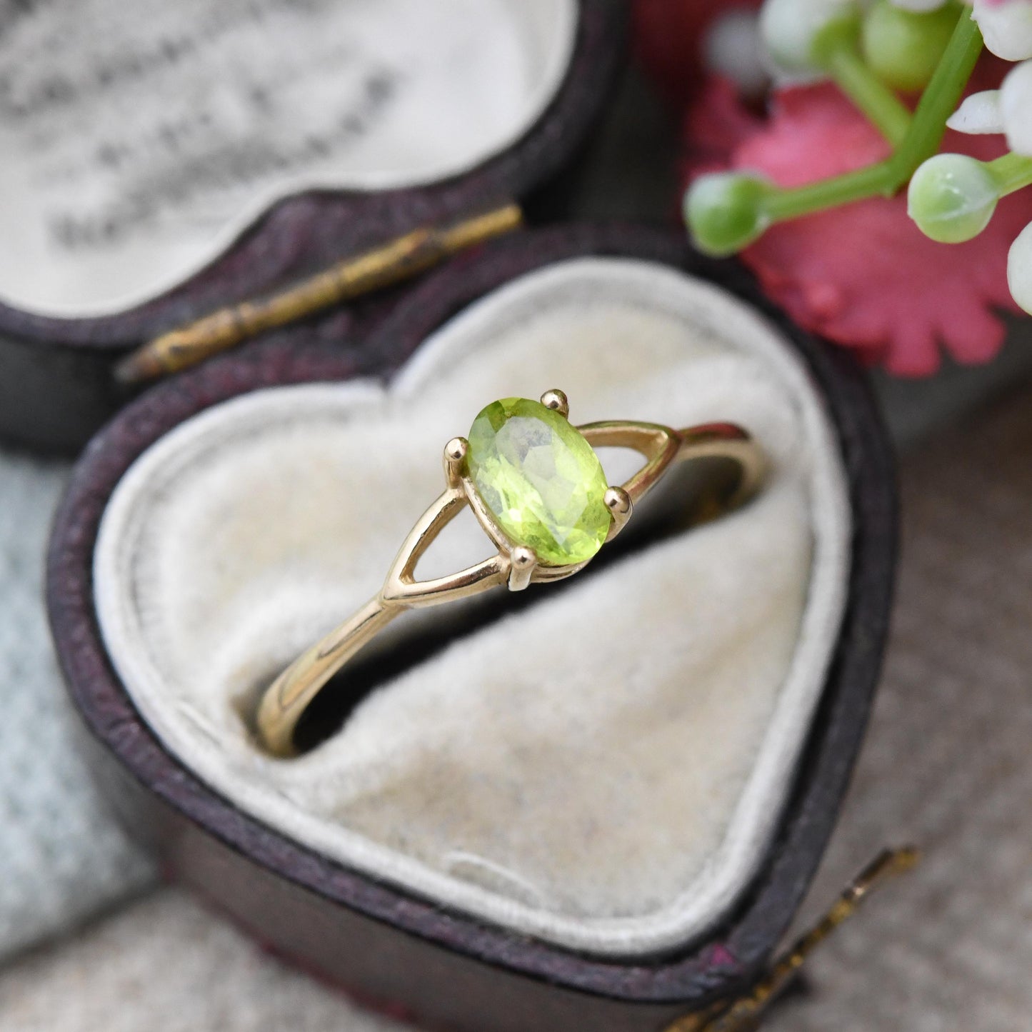 Vintage 9ct Gold Peridot Ring - Light Green Oval Stone Solitaire | Pretty Delicate Minimalist Ring | UK Size - P | US Size - 7 3/4