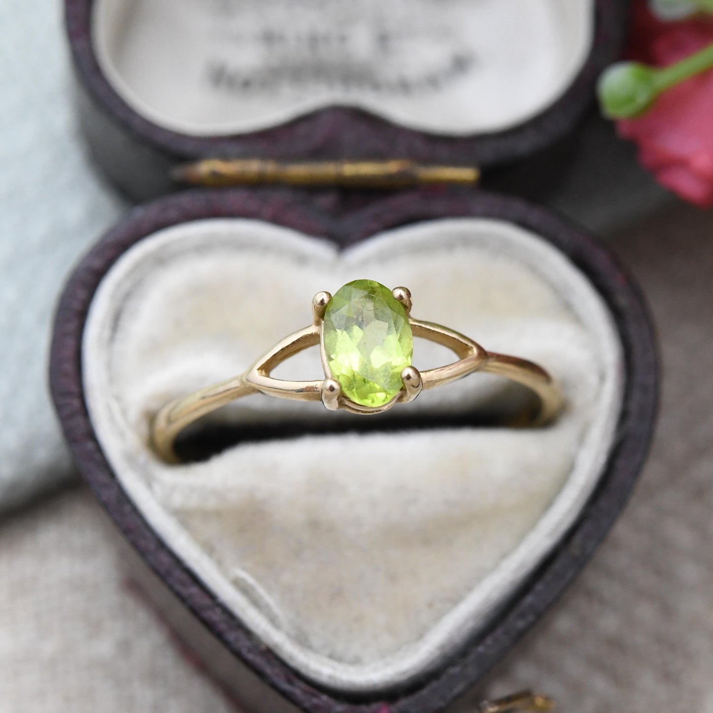 Vintage 9ct Gold Peridot Ring - Light Green Oval Stone Solitaire | Pretty Delicate Minimalist Ring | UK Size - P | US Size - 7 3/4