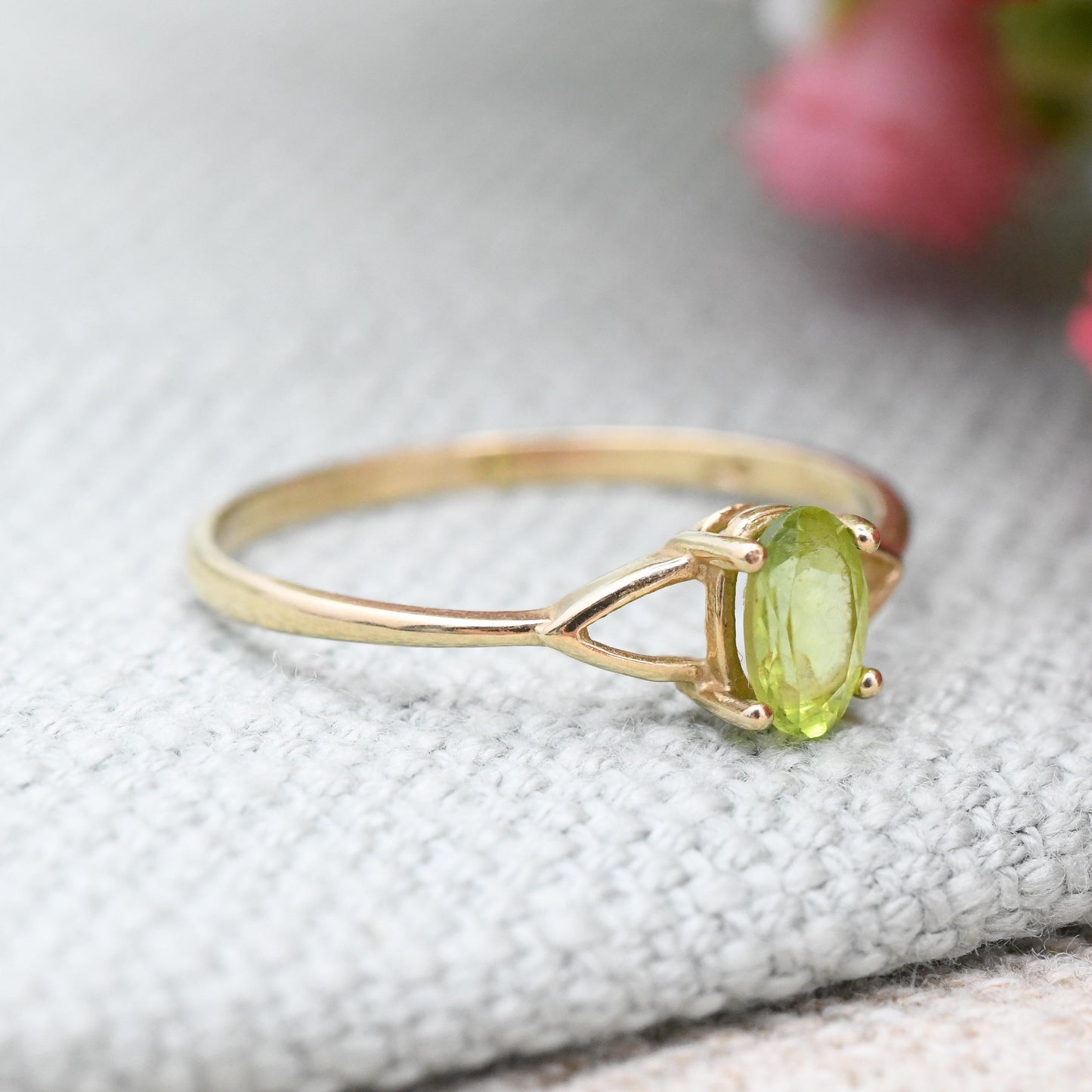 Vintage 9ct Gold Peridot Ring - Light Green Oval Stone Solitaire | Pretty Delicate Minimalist Ring | UK Size - P | US Size - 7 3/4