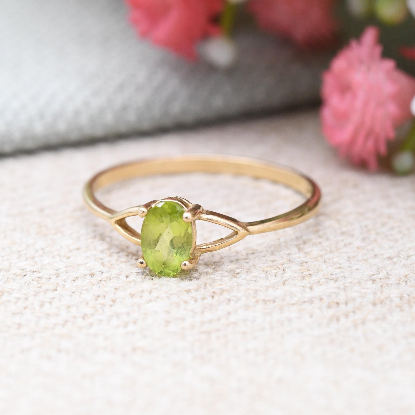 Vintage 9ct Gold Peridot Ring - Light Green Oval Stone Solitaire | Pretty Delicate Minimalist Ring | UK Size - P | US Size - 7 3/4