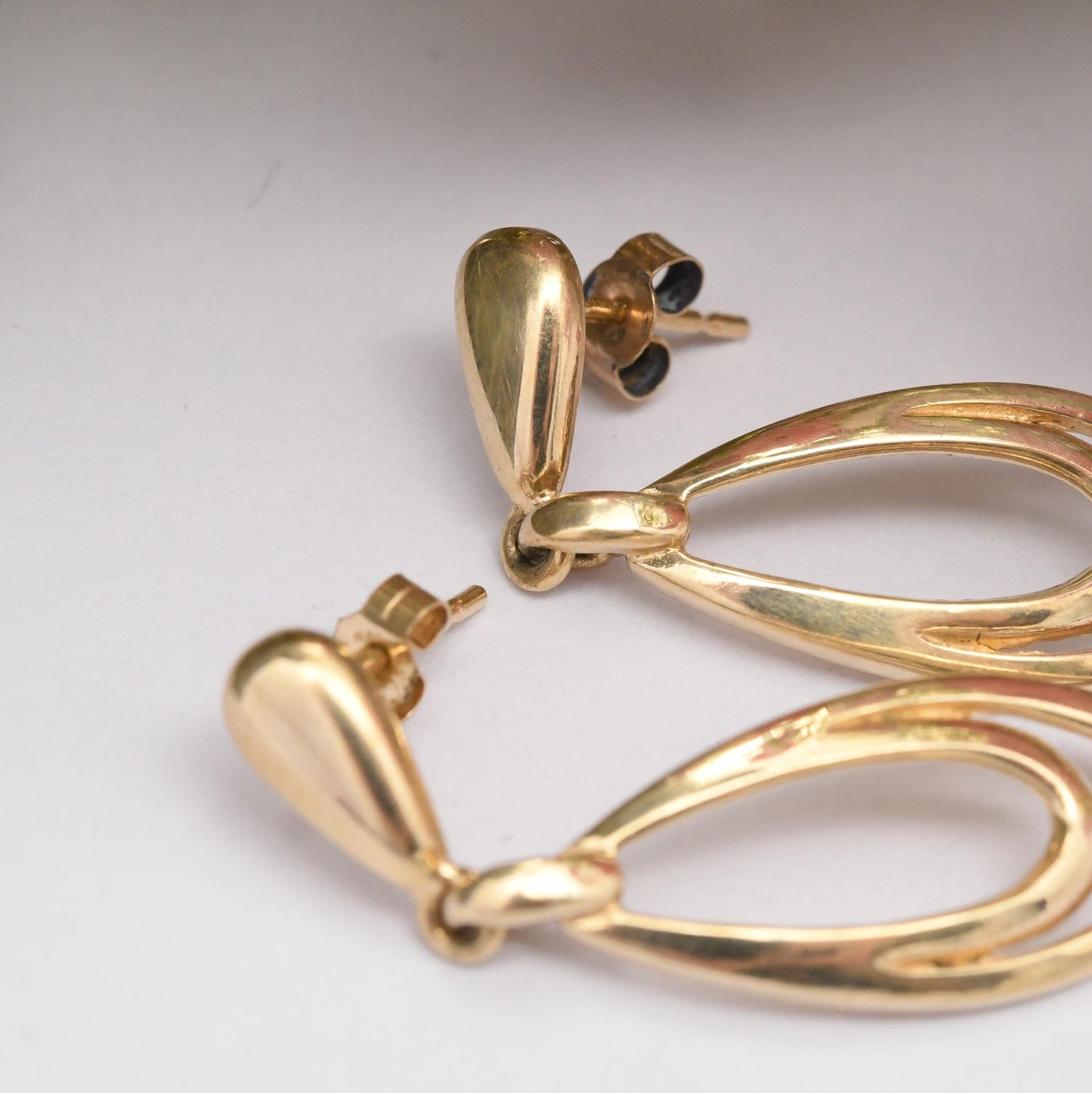 Vintage 9ct Gold Dangle Drop Earrings - Openwork Pointed Oval Design | Minimal Everyday Gold Jewellery | Butterfly Backs