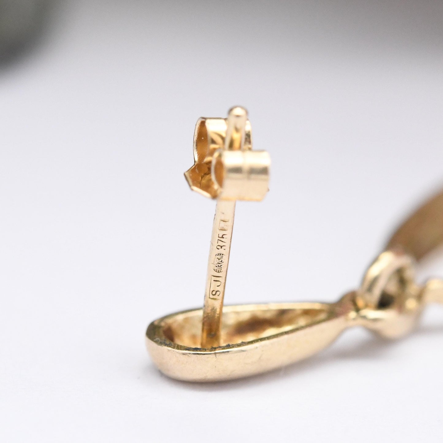 Vintage 9ct Gold Dangle Drop Earrings - Openwork Pointed Oval Design | Minimal Everyday Gold Jewellery | Butterfly Backs