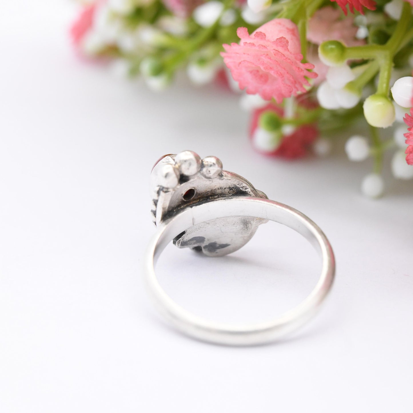 Vintage Sterling Silver Ring with a Sculptural Leaf Design - Cabochon Red Stone | Pretty Silver Jewellery Gift | UK Size - O | US Size - 7