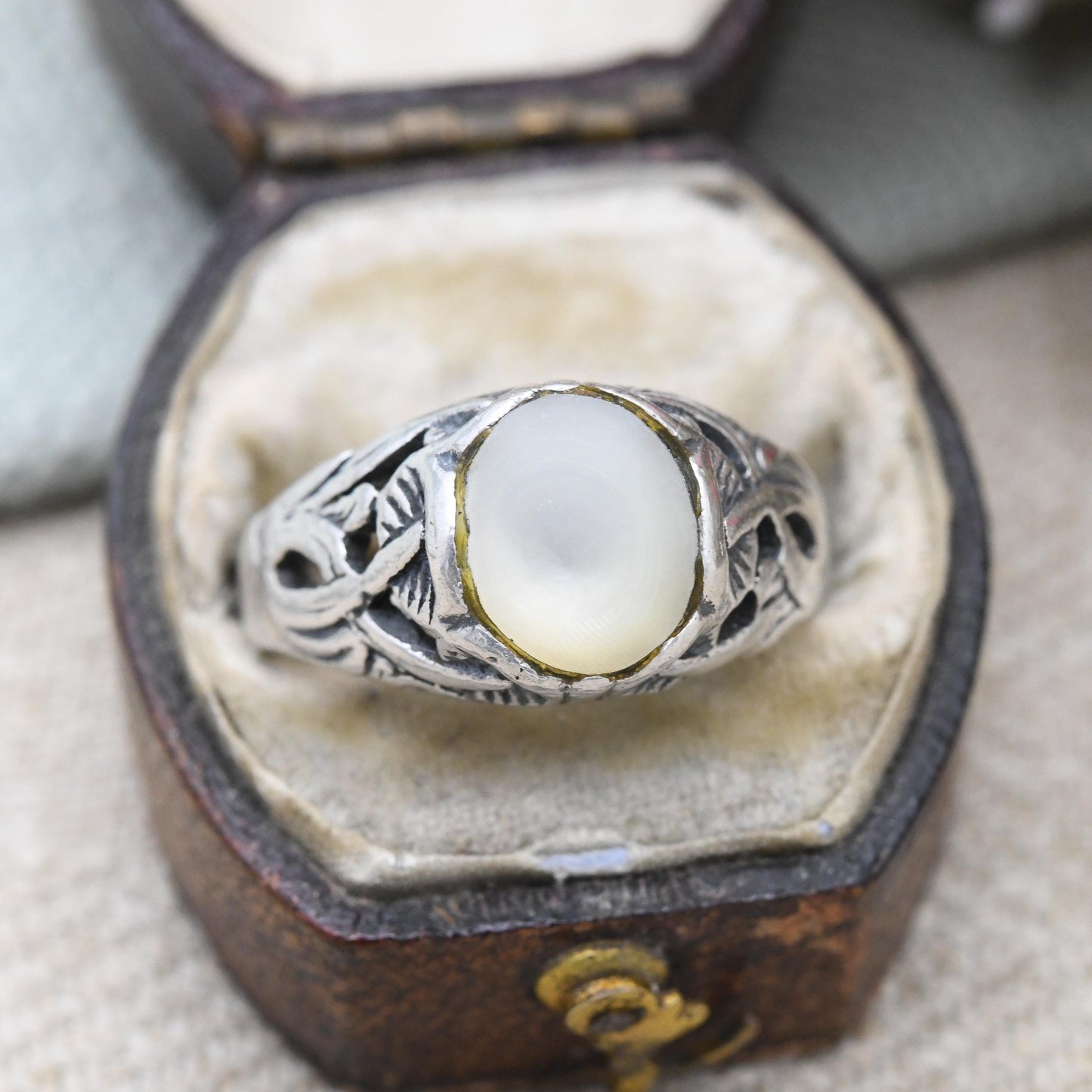 Vintage Sterling Silver Mother of Pearl Ring with Crossed Mushroom Leaf Design - Large Stone Cabochon | UK Size - O 1/2 | US Size - 7 1/2