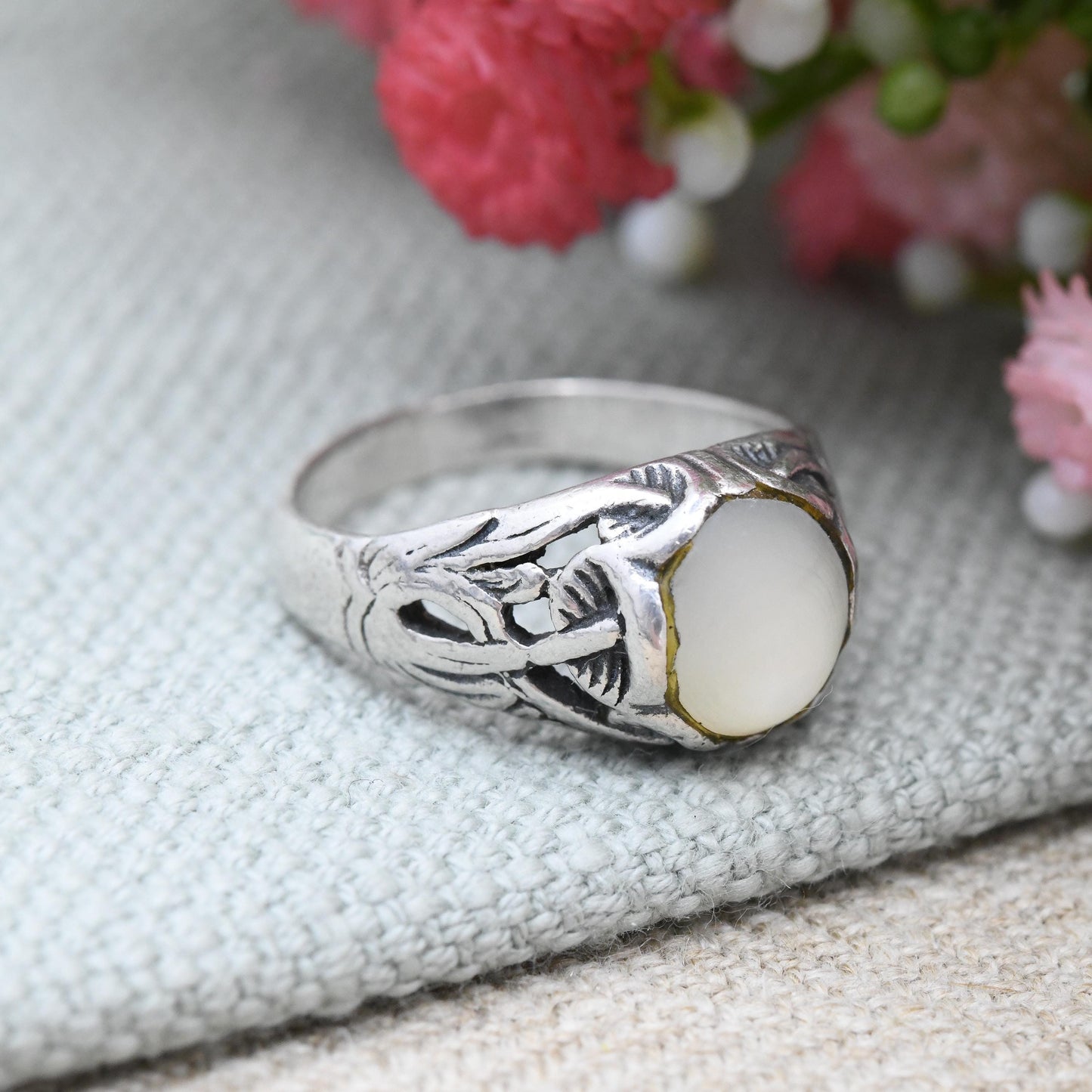 Vintage Sterling Silver Mother of Pearl Ring with Crossed Mushroom Leaf Design - Large Stone Cabochon | UK Size - O 1/2 | US Size - 7 1/2