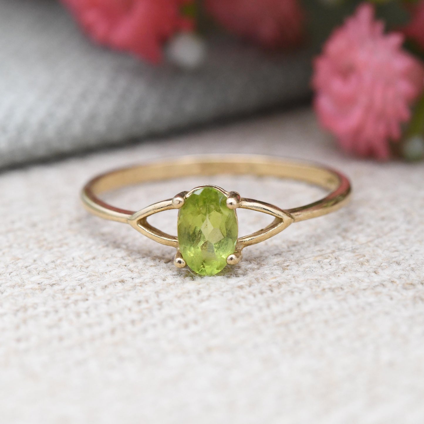 Vintage 9ct Gold Peridot Ring - Light Green Oval Stone Solitaire | Pretty Delicate Minimalist Ring | UK Size - P | US Size - 7 3/4