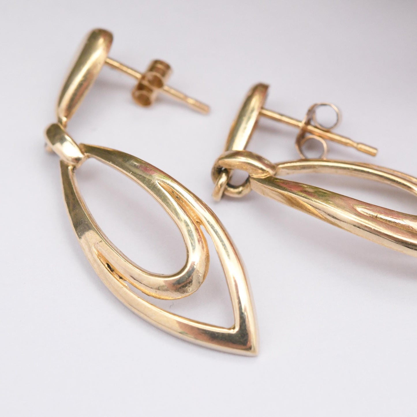 Vintage 9ct Gold Dangle Drop Earrings - Openwork Pointed Oval Design | Minimal Everyday Gold Jewellery | Butterfly Backs