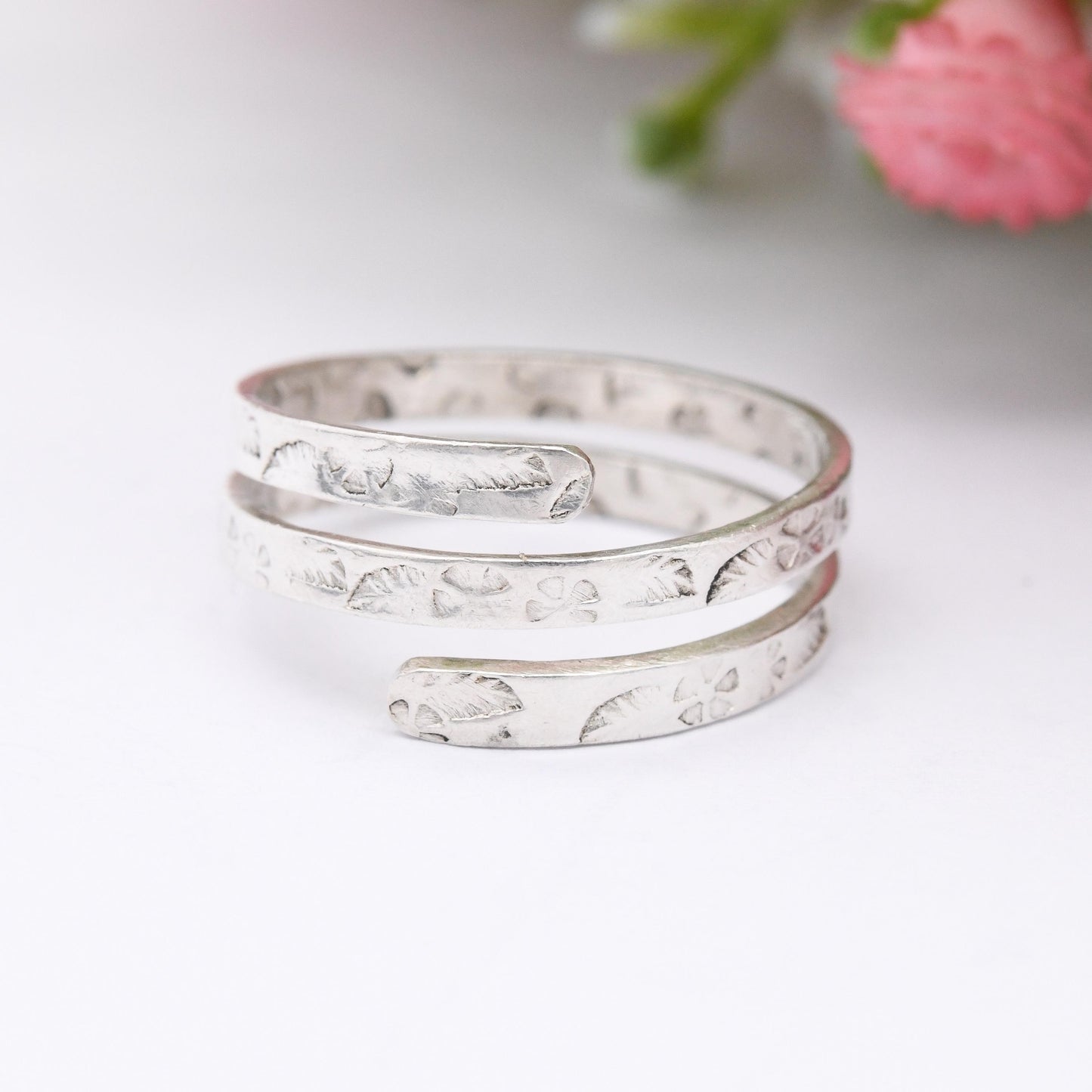 Silver Coiled Band Ring with Stamped Flower Leaf Pattern - Adjustable Size | Cute Gift for Her | UK Size - R | US Size - 8 1/2