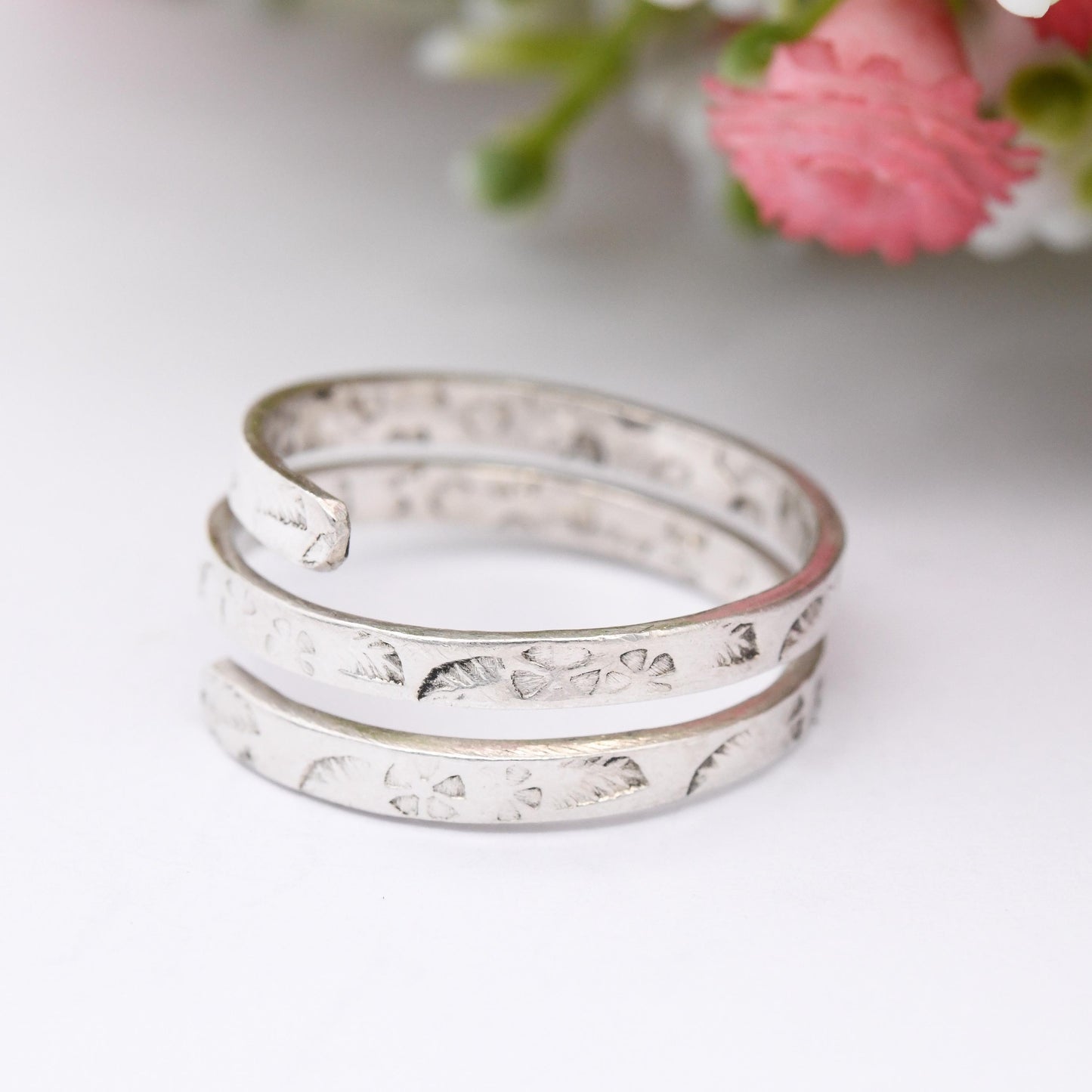 Silver Coiled Band Ring with Stamped Flower Leaf Pattern - Adjustable Size | Cute Gift for Her | UK Size - R | US Size - 8 1/2