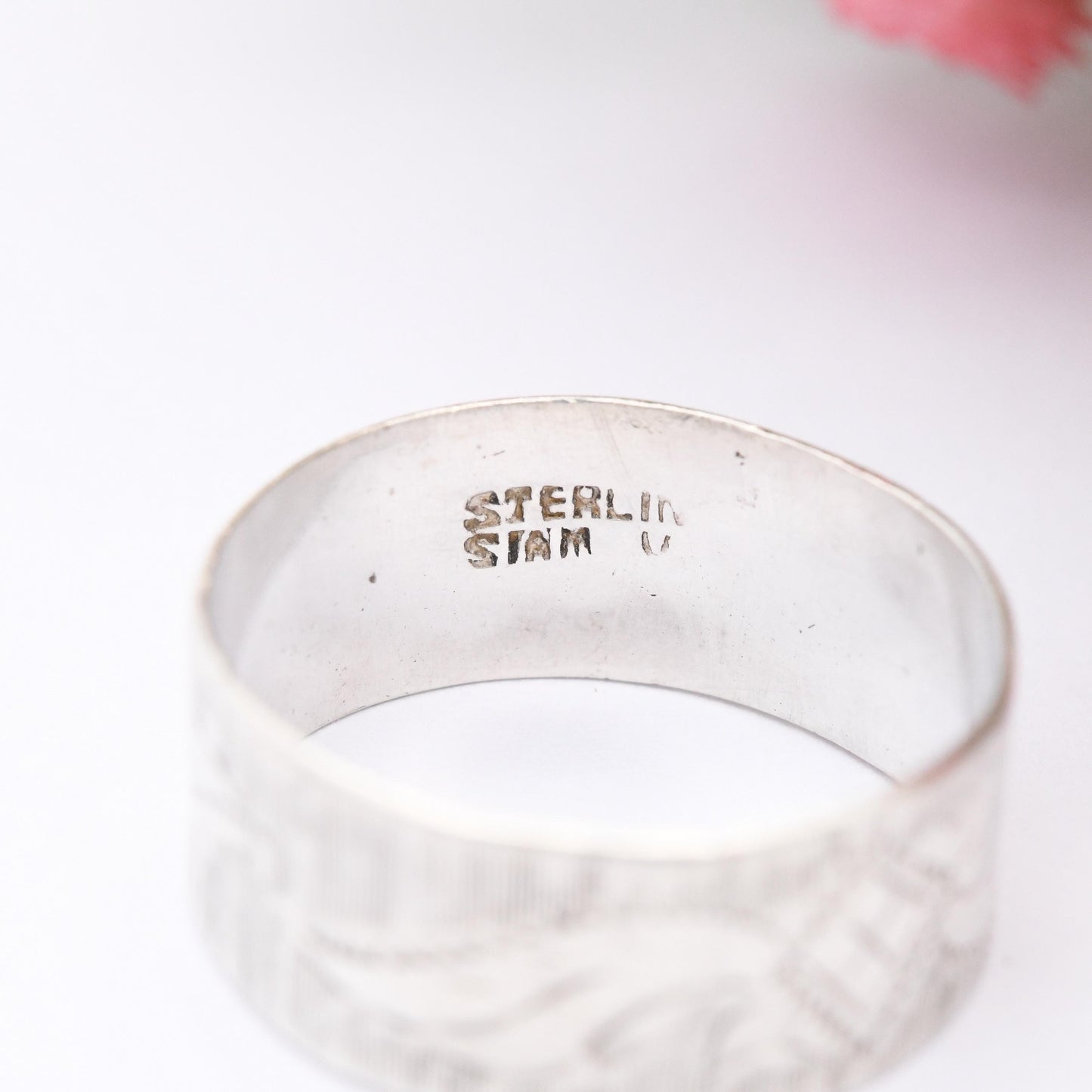 Vintage Siam Sterling Silver Band Ring with Engraved Winged Diamond - Unisex Textured Silver Wide Band | UK Size - S | US Size - 9