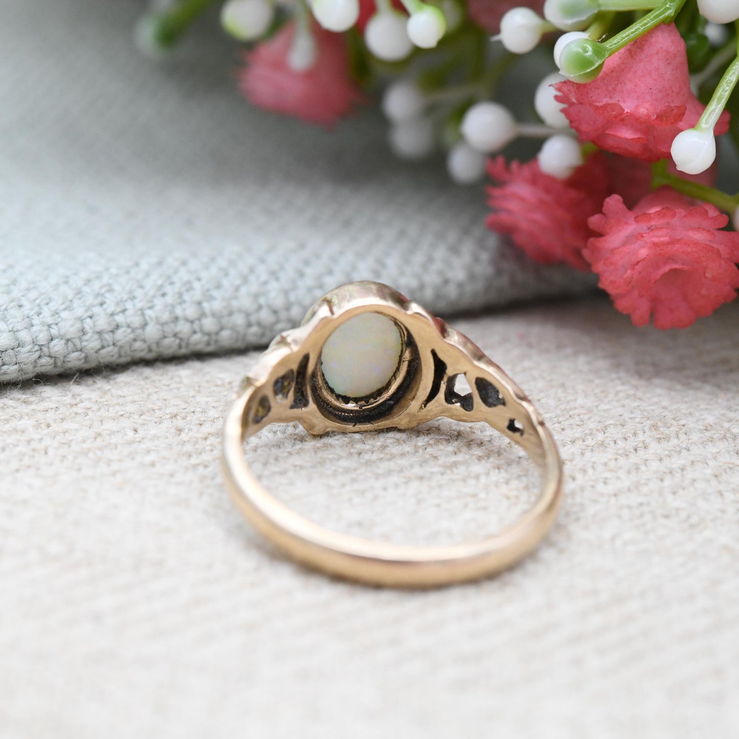 Vintage 9ct Gold Opal Ring 1979 - White Gemstone Pretty Solitaire | Colourful Opal Jewellery Vine Leaves | UK Size - P | US Size - 7 3/4
