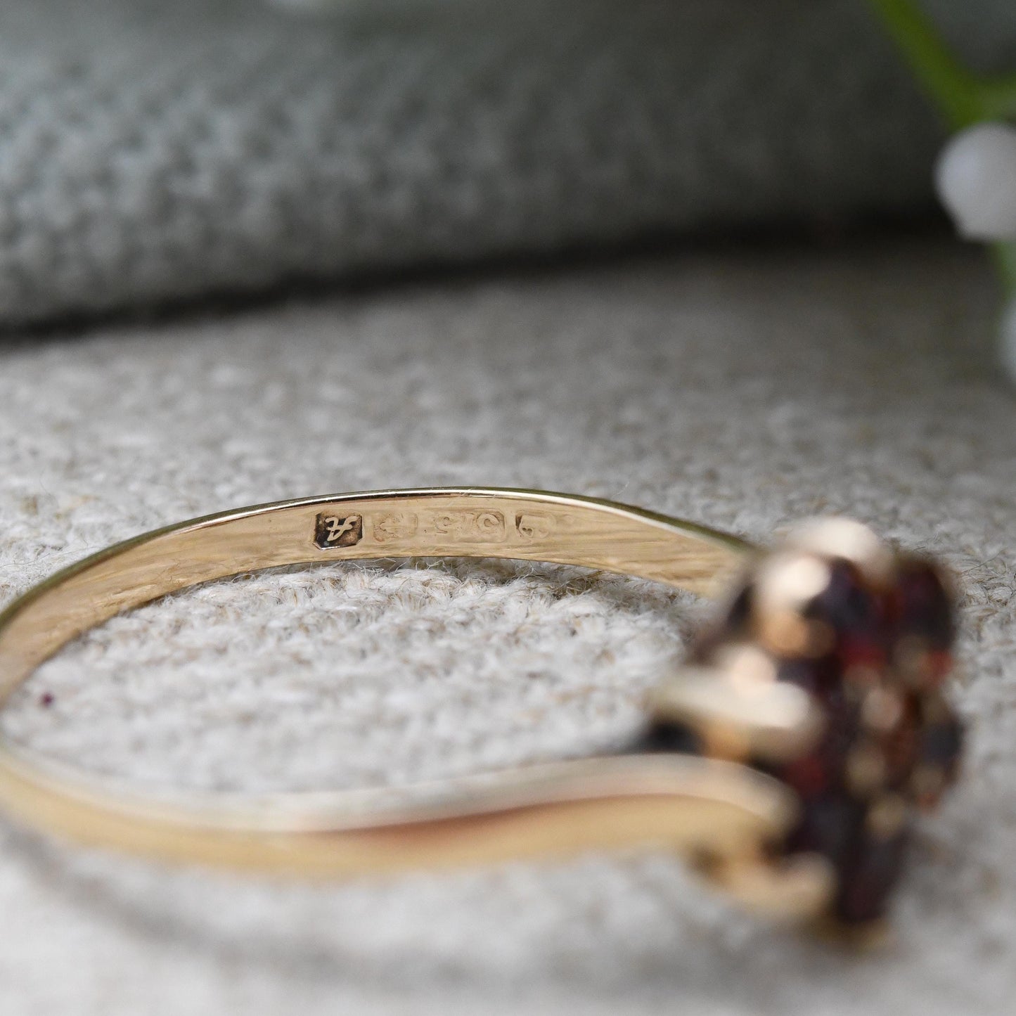 Vintage 9ct Gold Garnet Flower Ring 1975 - Mid-Century Floral Style Cocktail Red Gemstones Pretty Gift | UK Size - O 1/2 | US Size - 7 1/4