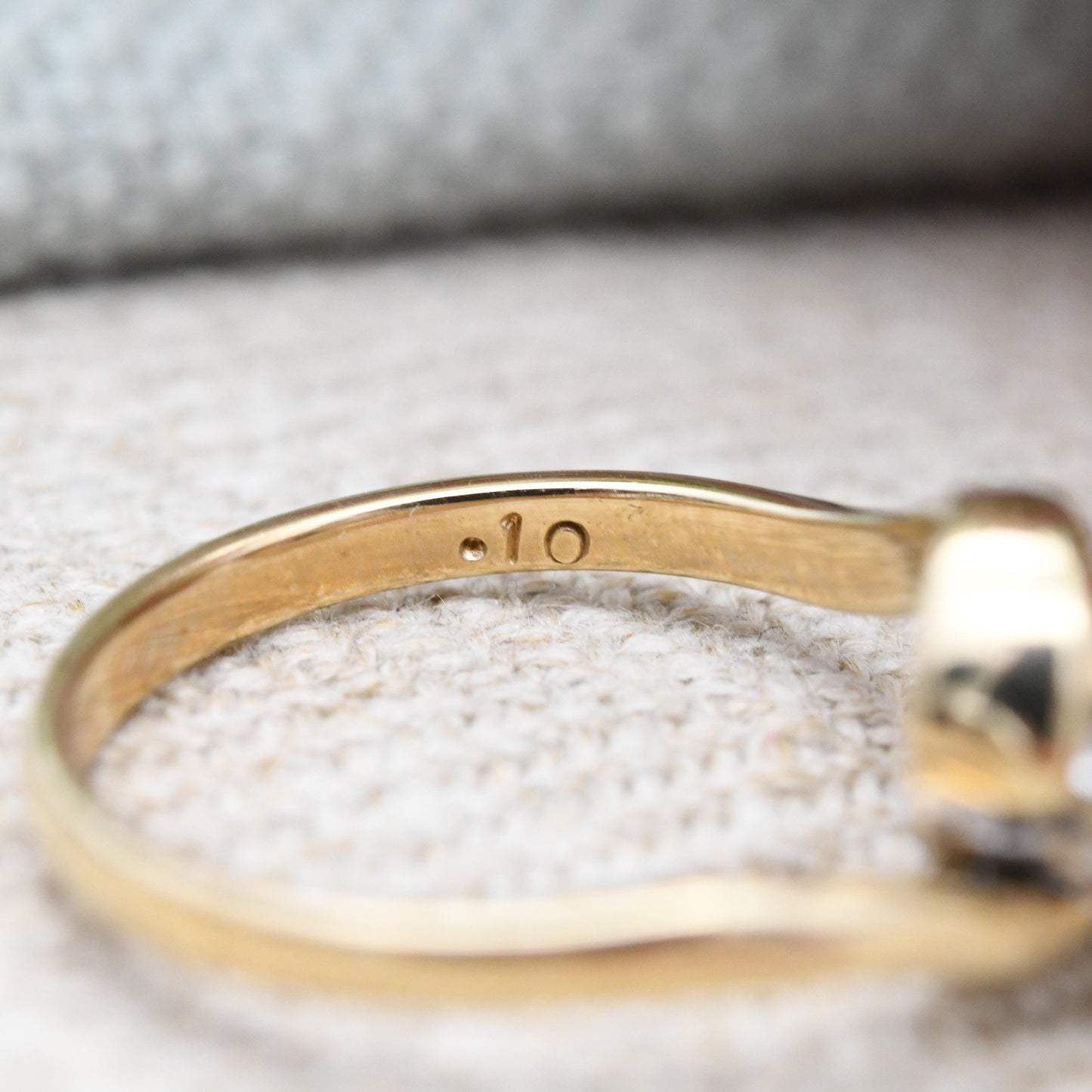 Vintage 9ct Gold Diamond Solitaire Ring 10 Points 0.10ct - Minimal Twist Design Yellow Gold Engagement Ring | UK Size - K | US Size - 5 1/4