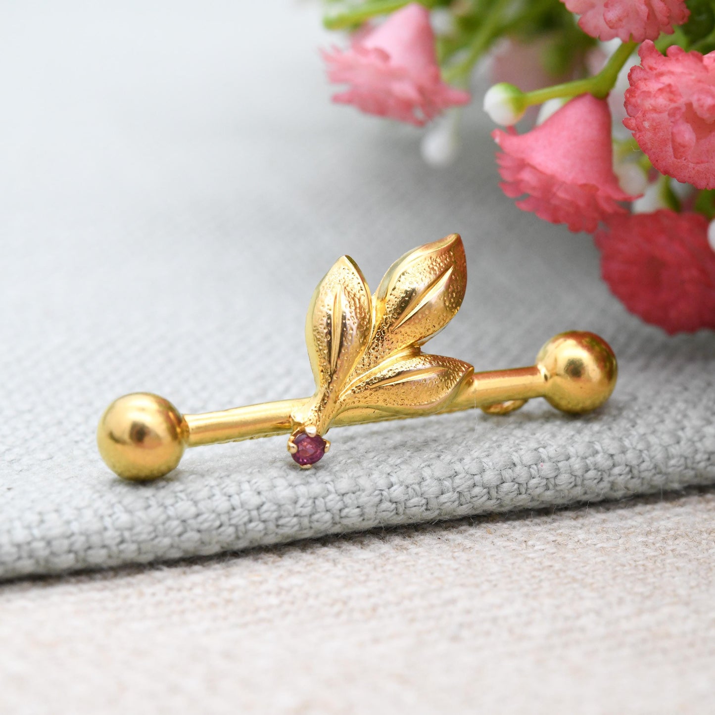Vintage 9ct Gold Leaf and Berry Bar Brooch - True Vintage Yellow Gold Flower Design Faceted Red Gemstone Pretty Gift for Her Rope Twist Pin