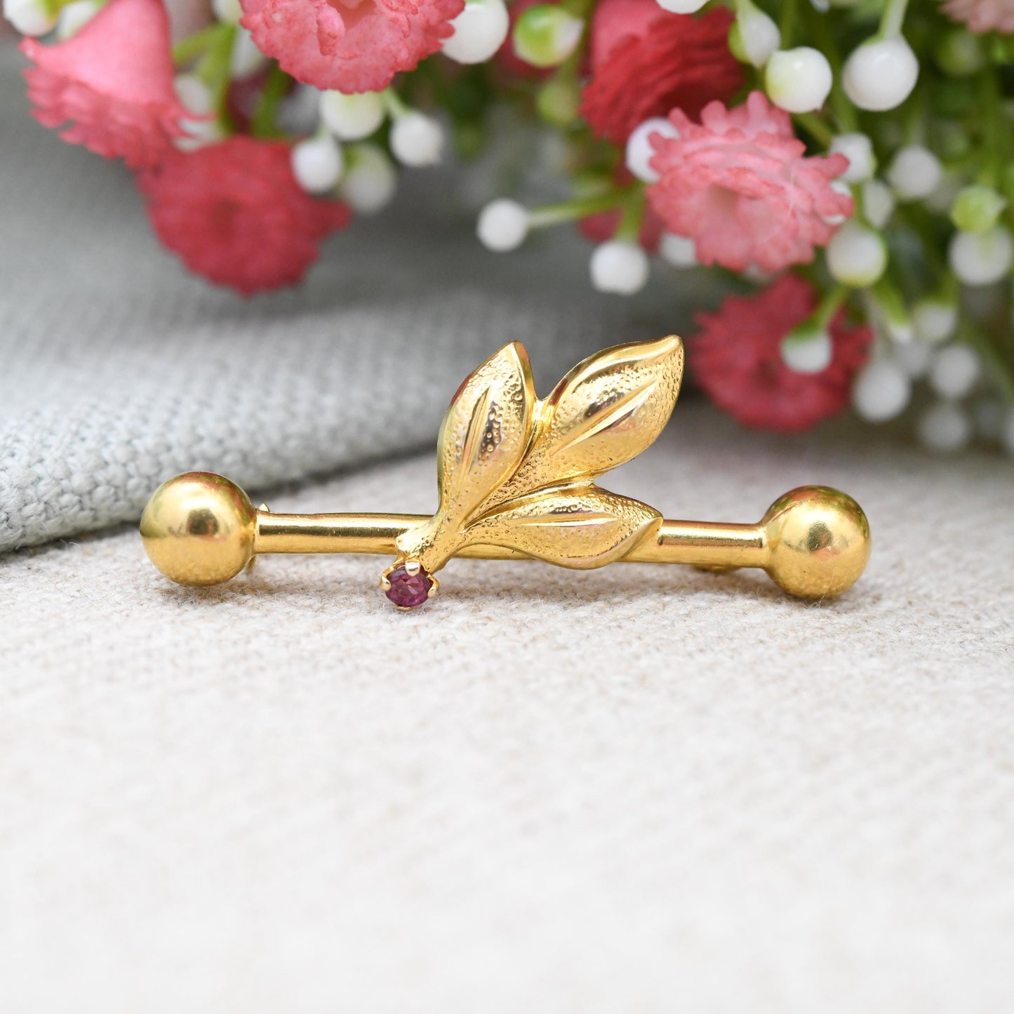 Vintage 9ct Gold Leaf and Berry Bar Brooch - True Vintage Yellow Gold Flower Design Faceted Red Gemstone Pretty Gift for Her Rope Twist Pin