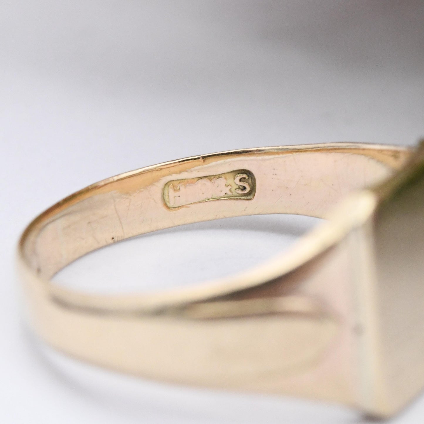 Vintage 9ct Gold Signet Ring 1970s Henry Griffith - Unisex Everyday Solid Gold Jewellery | Gift for Him | UK Size - S 1/2 | US Size - 9 1/4