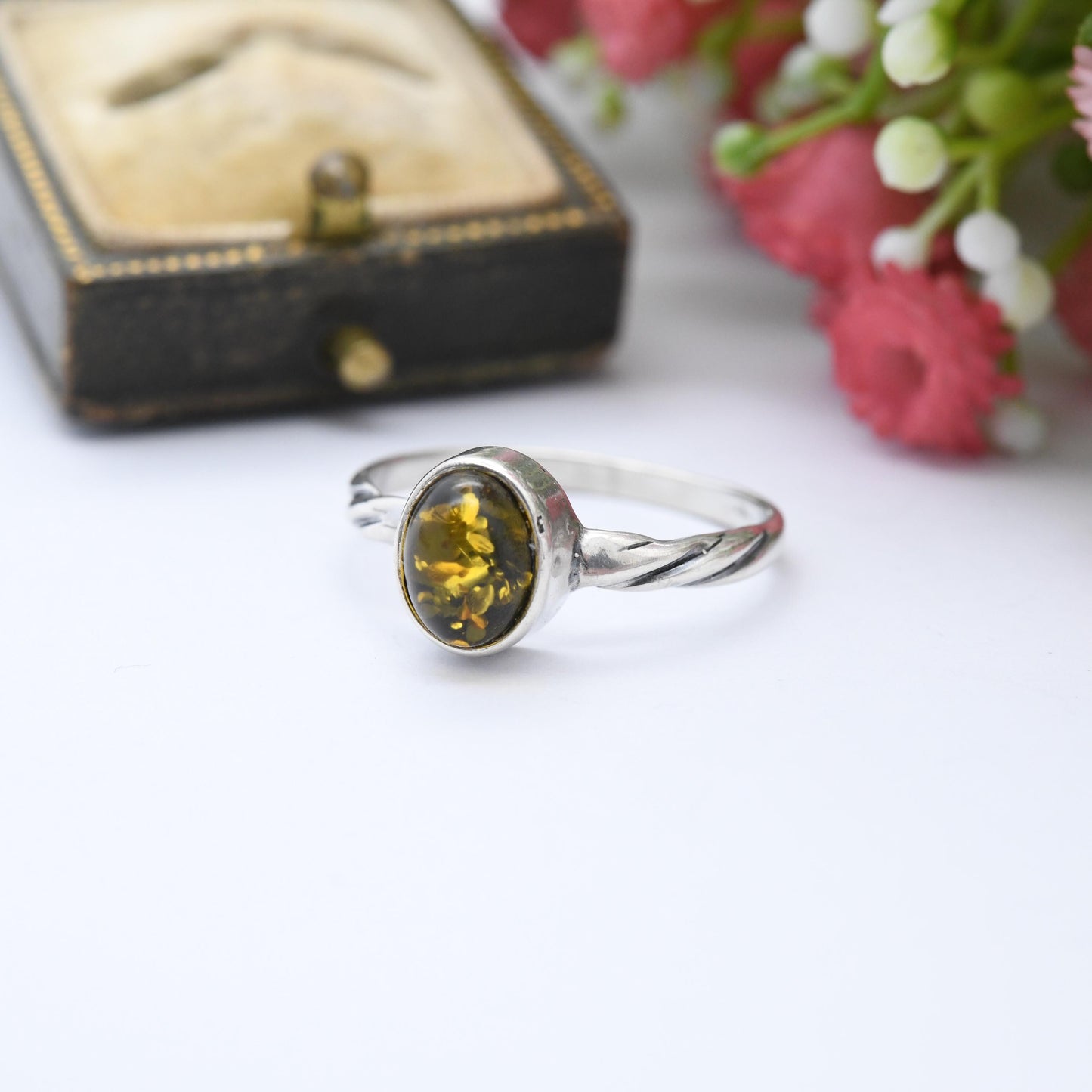 Vintage Sterling Silver Amber Ring with Minimal Twist Shoulders - Unisex Yellow Solitaire Gemstone Ring | UK Size - Q 1/2 | US Size - 8 1/4